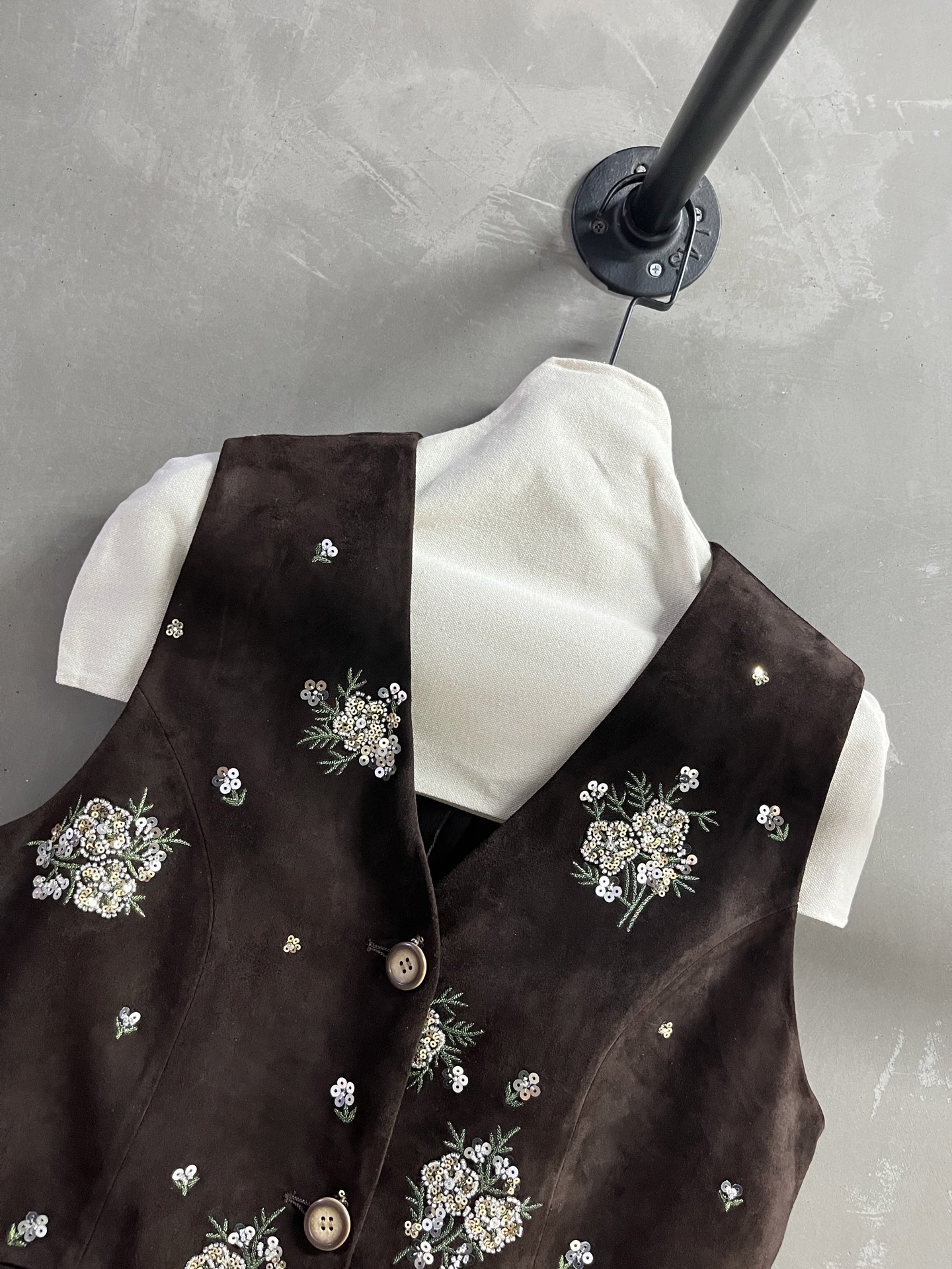 Miu Miu Vest: 2025 Pre-Fall Collection, Exquisite Embroidery, Versatile Style 7 i1757517614825 1857 0 4