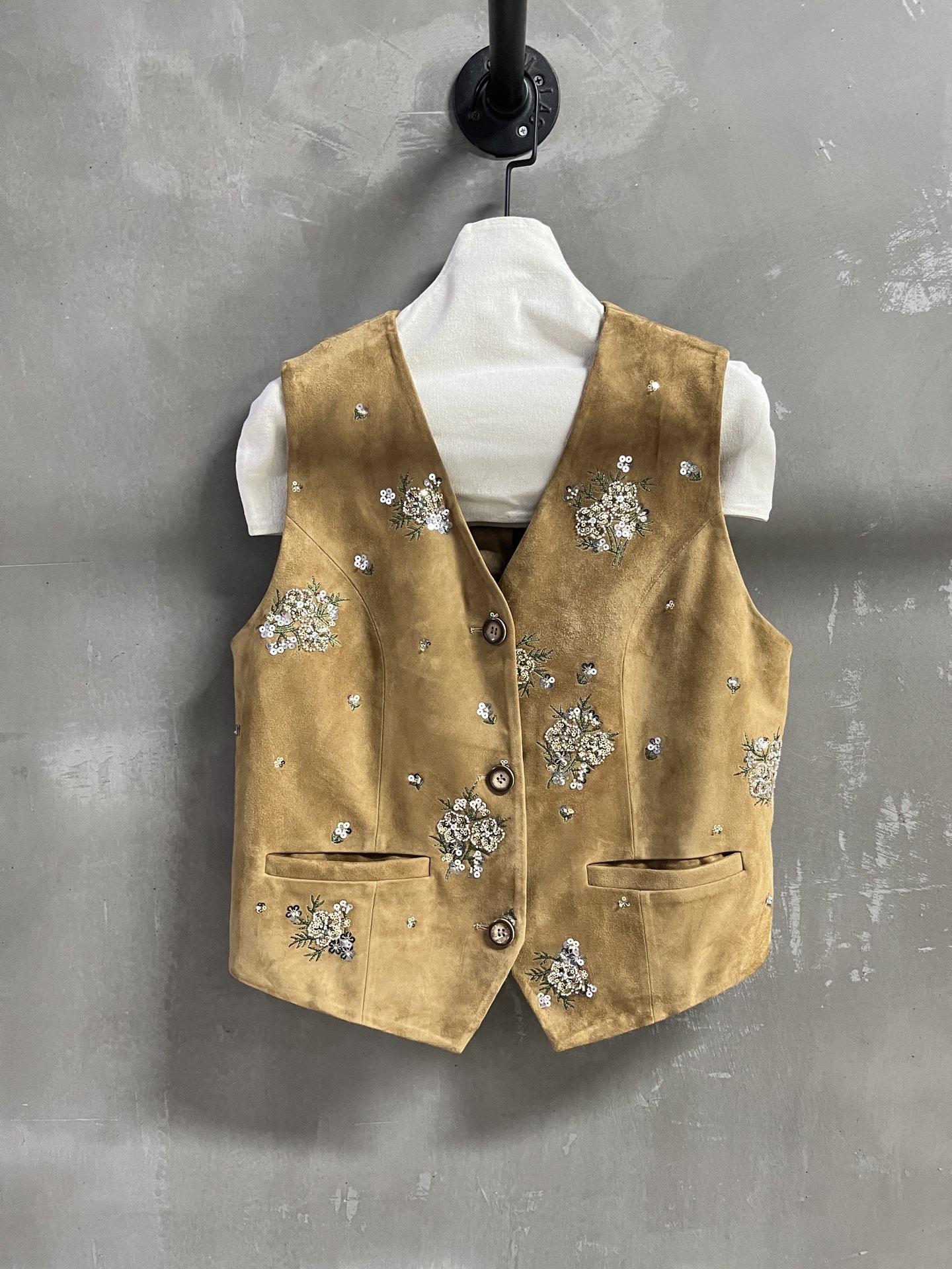 NO:636857,Introduction to MiuM*u｜2025 Early Autumn New Products This season’s best vest item!  Heavy industry positioning embroidery, the pattern is not picky, versatile and fashionable!  Retro old money is full of high-end feeling!  - MATERIAL Material - leather imported Turkish mixed cashmere surface size S- L M size bust 104 length 48 shoulder width 37, Miumiu-clothing, miumiu, alexander wang19860909MiuM*u简介｜2025早秋新品 本季度最佳马甲单品！重工定位刺绣 版型不挑人百搭又时髦！复古老钱高级感十足！ - MATERIAL 材质 - 皮面进口土耳其混种羊绒面 size S- L M码胸围104 衣长48肩宽37,缪缪-服装,miumiu,alexander wang,Women's clothing