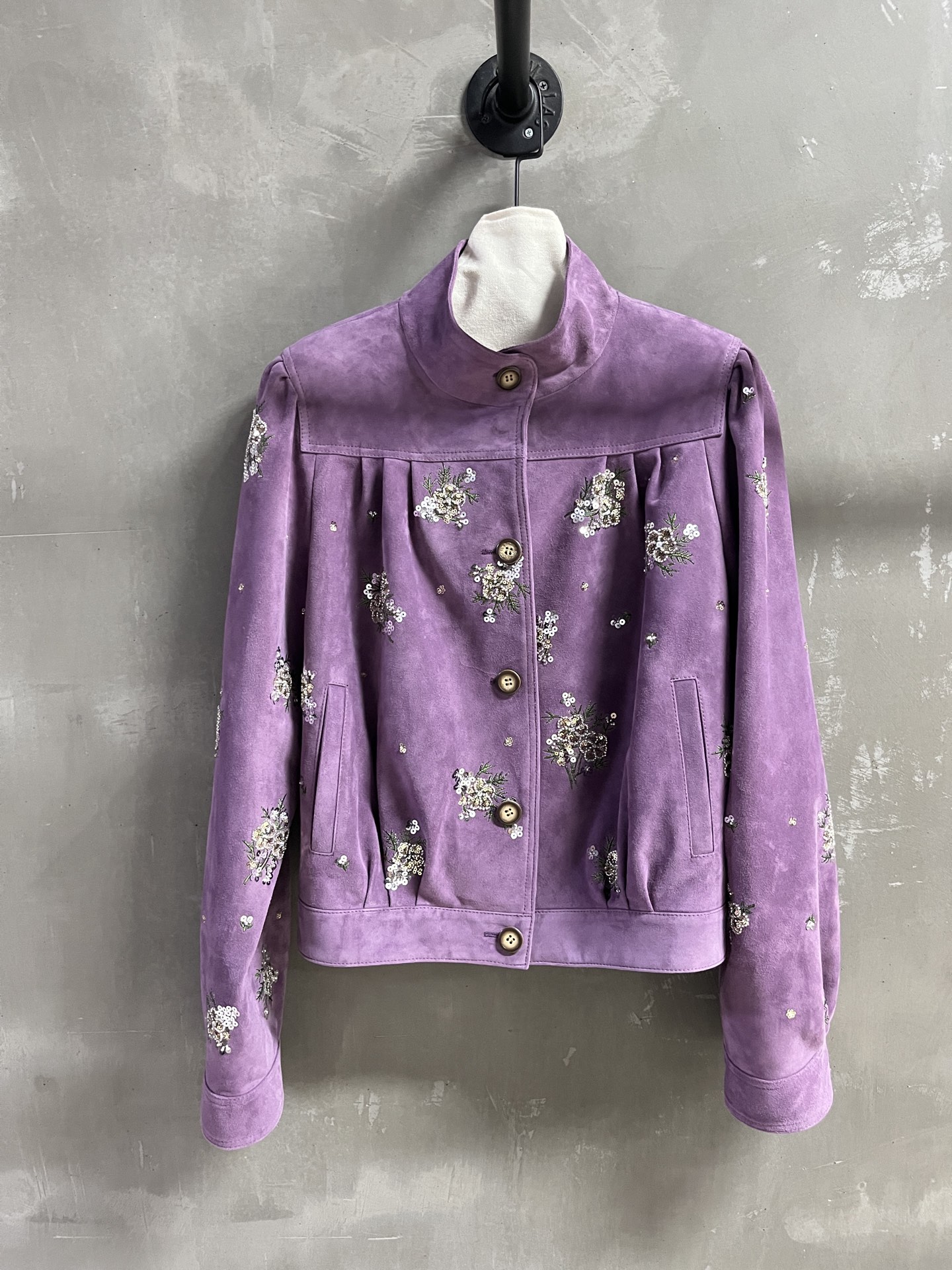 NO:636859,Introduction to MiuM*u｜2025 Early Autumn New Products This season’s best leather items!  Heavy industry positioning embroidery, the pattern is not picky, versatile and fashionable!  Retro old money is full of high-end feeling!  - MATERIAL material - leather imported Turkish mixed cashmere surface size M-19860909MiuM*u简介｜2025早秋新品 本季度最佳皮衣单品！重工定位刺绣 版型不挑人百搭又时髦！复古老钱高级感十足！ - MATERIAL 材质 - 皮面进口土耳其混种羊绒面 size M- XL M码胸围128 肩宽41 袖长66 衣长58,缪缪-服装,miumiu,leather jacket,alexander wang,Women's clothing