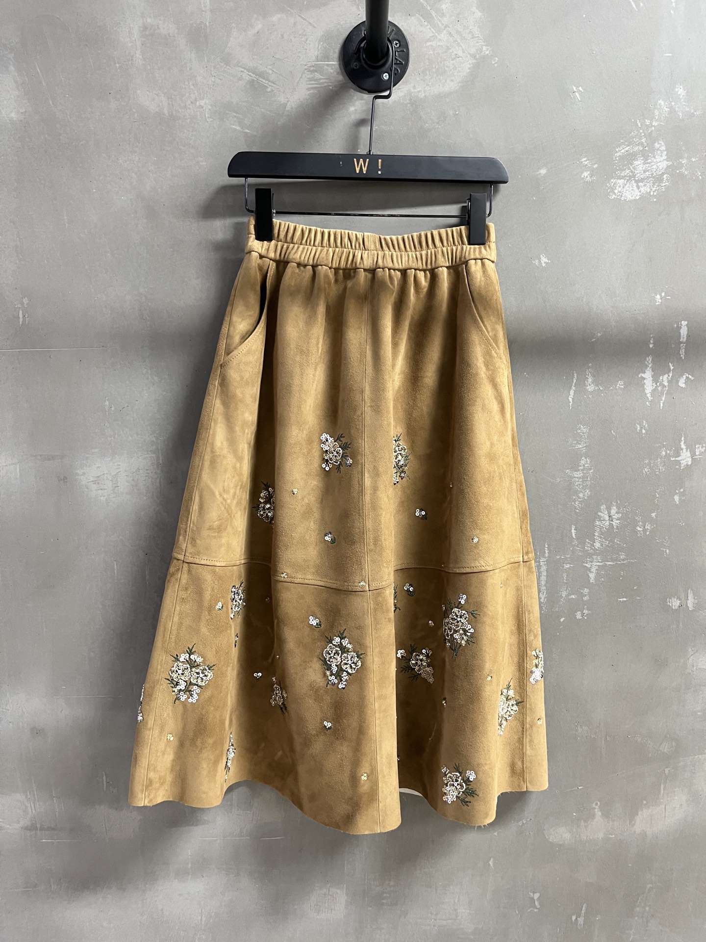 NO:636861,Introduction to Miu M*u｜2025 Early Autumn New Products This season’s best long skirt item!  Heavy industry positioning embroidery, the pattern is not picky, versatile and fashionable!  Retro old money is full of high-end feeling!  - MATERIAL material - leather imported Turkish mixed cashmere surface size M-19860909Miu M*u简介｜2025早秋新品 本季度最佳长裙单品！重工定位刺绣 版型不挑人百搭又时髦！复古老钱高级感十足！ - MATERIAL 材质 - 皮面进口土耳其混种羊绒面 size M- XL M码松紧腰围64 裙长76,缪缪-服装,miumiu,skirts,alexander wang,Women's clothing