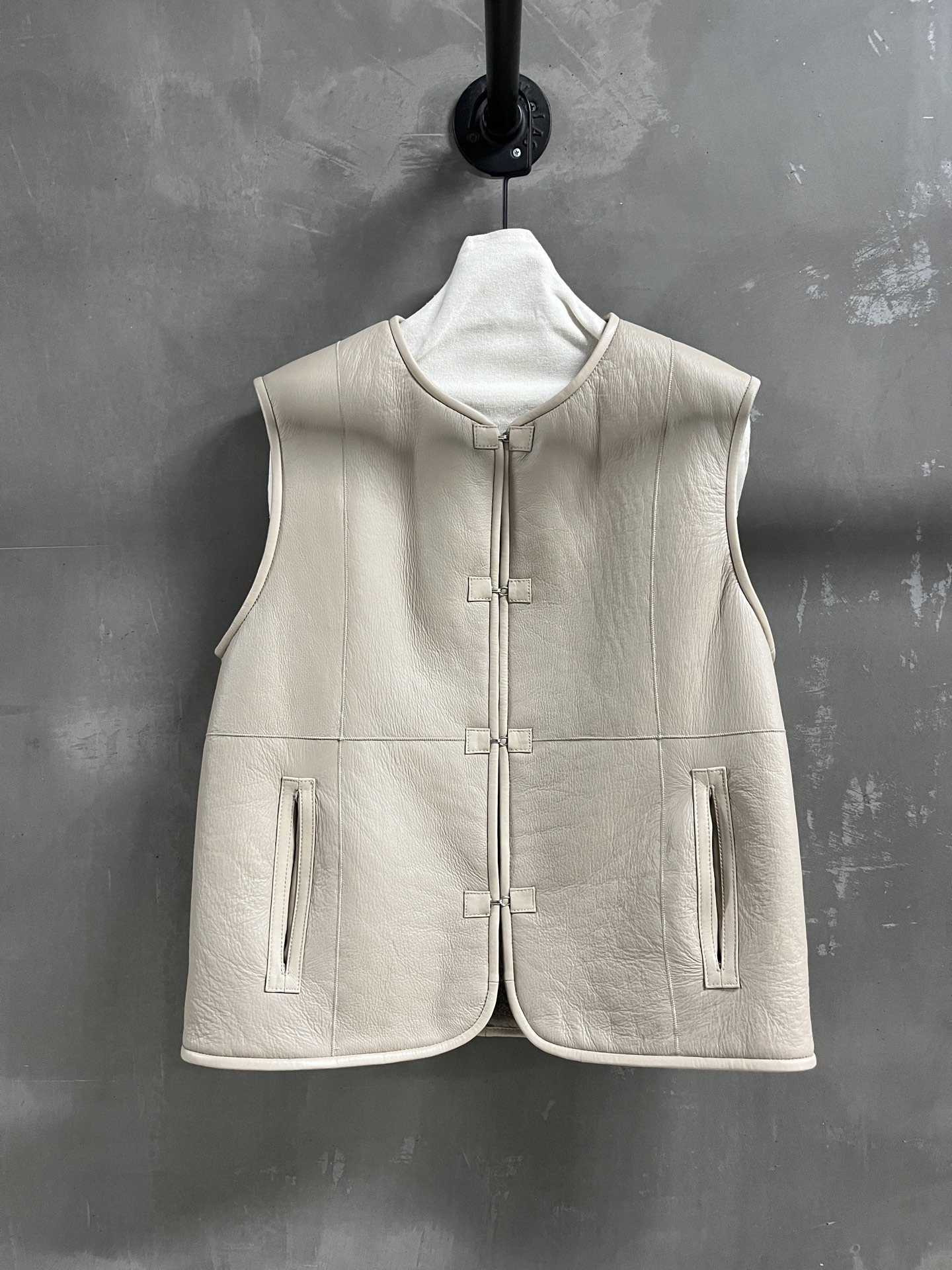NO:636863,Introduction to Loro Piana | 2025 Autumn and Winter New Products This season’s best old money style vest item!  The style is versatile and fashionable!  - MATERIAL - Leather imported merino wool and fur all in one size M-19860909Loro Piana简介｜2025秋冬新品 本季度最佳老钱风马甲单品！版型不挑人百搭又时髦！ - MATERIAL 材质 - 皮面进口美利奴羊毛皮毛一体 size M- XL M码胸围110 衣长60 肩宽42,女装,loro piana,alexander wang,Women's clothing