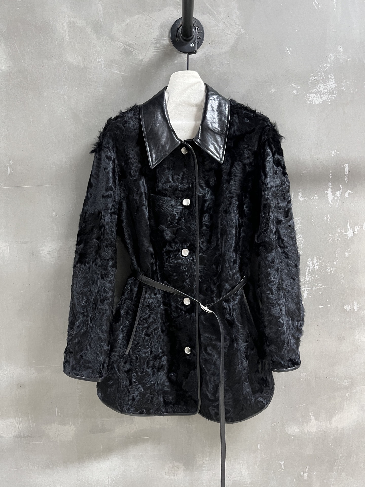 NO:636867,Introduction to Loro Piana | 2025 Autumn and Winter New Products This season’s best old money style items!  The style is versatile and fashionable!  - MATERIAL - Leather like lamb fur size M-19860909Loro Piana简介｜2025秋冬新品 本季度最佳老钱风单品！版型不挑人百搭又时髦！ - MATERIAL 材质 - 皮面象羔羊皮毛一体 size M- XL M码胸围110 肩宽47 衣长78 袖长56,女装,loro piana,sheepskin,alexander wang,Women's clothing