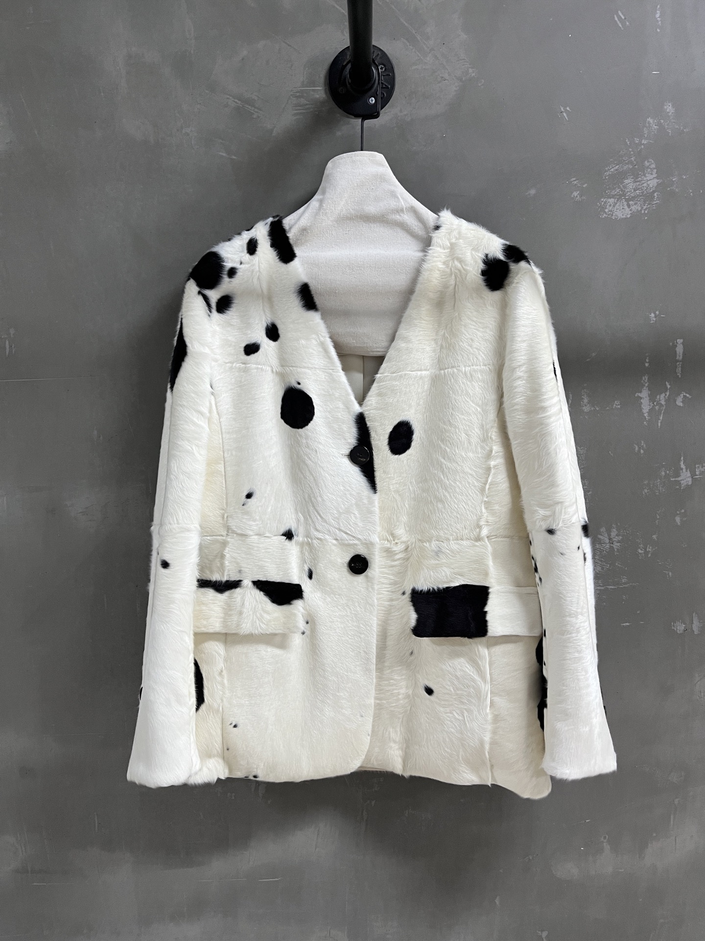 NO:636876,Introduction to Jil Sander｜2025 new autumn clothing products The best fur items of this season!  Classic V-neck design, slim fit, versatile and fashionable!  - MATERIAL - Leather-faced lambswool fur size M-19860909Jil Sander简介｜2025秋装新品 本季度最佳皮草单品！经典V领设计 显瘦版型不挑人百搭又时髦！ - MATERIAL 材质 - 皮面象羔羊毛皮毛一体 size M- XL M码胸围104 肩宽45 衣长68 袖长59 price,女装,jil sander,alexander wang,Women's clothing