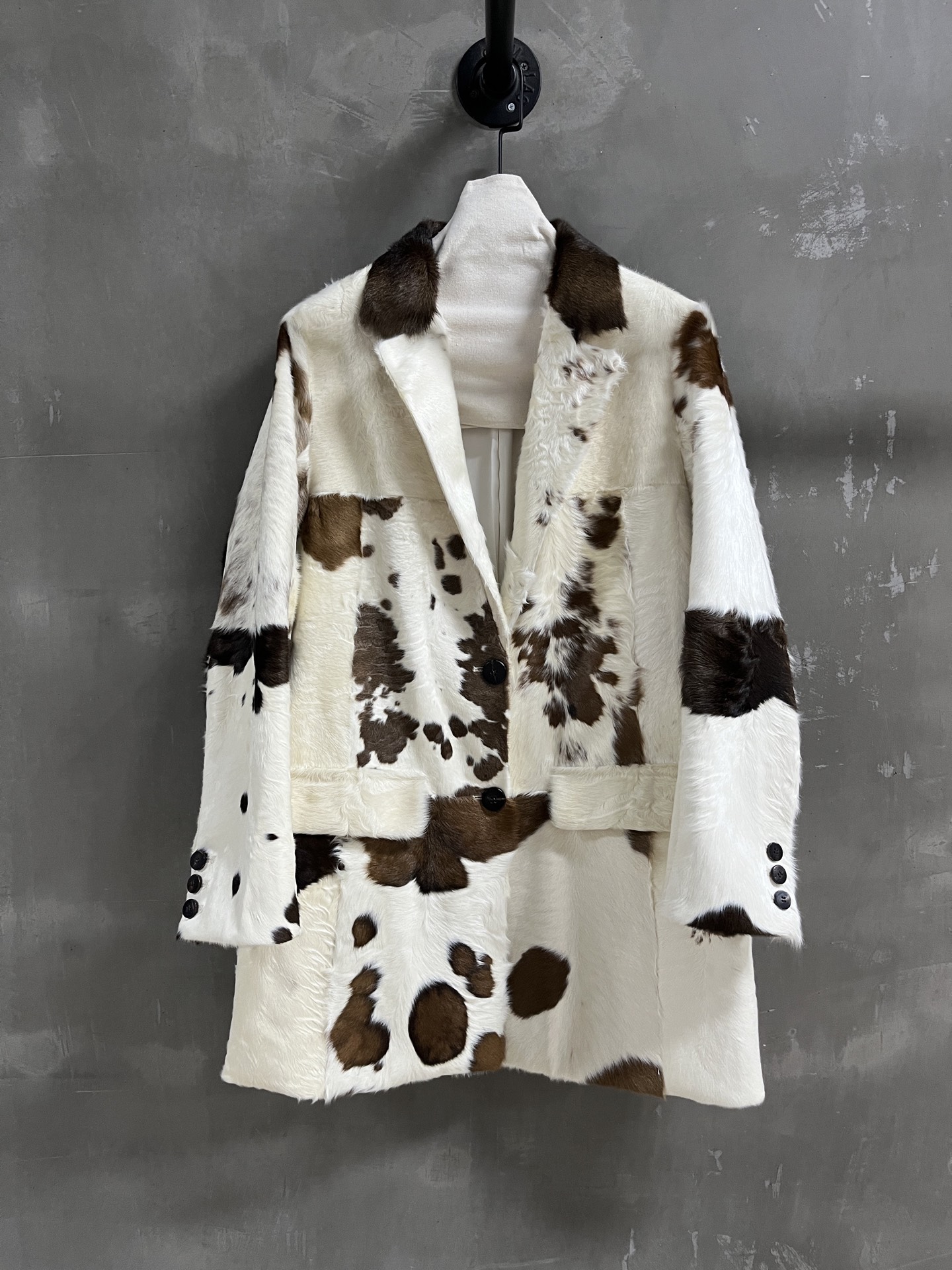 NO:636879,Introduction to Jil Sander｜2025 new autumn clothing products The best fur items of this season!  Classic V-neck design, slim fit, versatile and fashionable!  - MATERIAL - Leather-faced lambswool fur size M-19860909Jil Sander简介｜2025秋装新品 本季度最佳皮草单品！经典V领设计 显瘦版型不挑人百搭又时髦！ - MATERIAL 材质 - 皮面象羔羊毛皮毛一体 size M- XL M码胸围108 肩宽42 衣长81 袖长59 price,女装,jil sander,alexander wang,Women's clothing