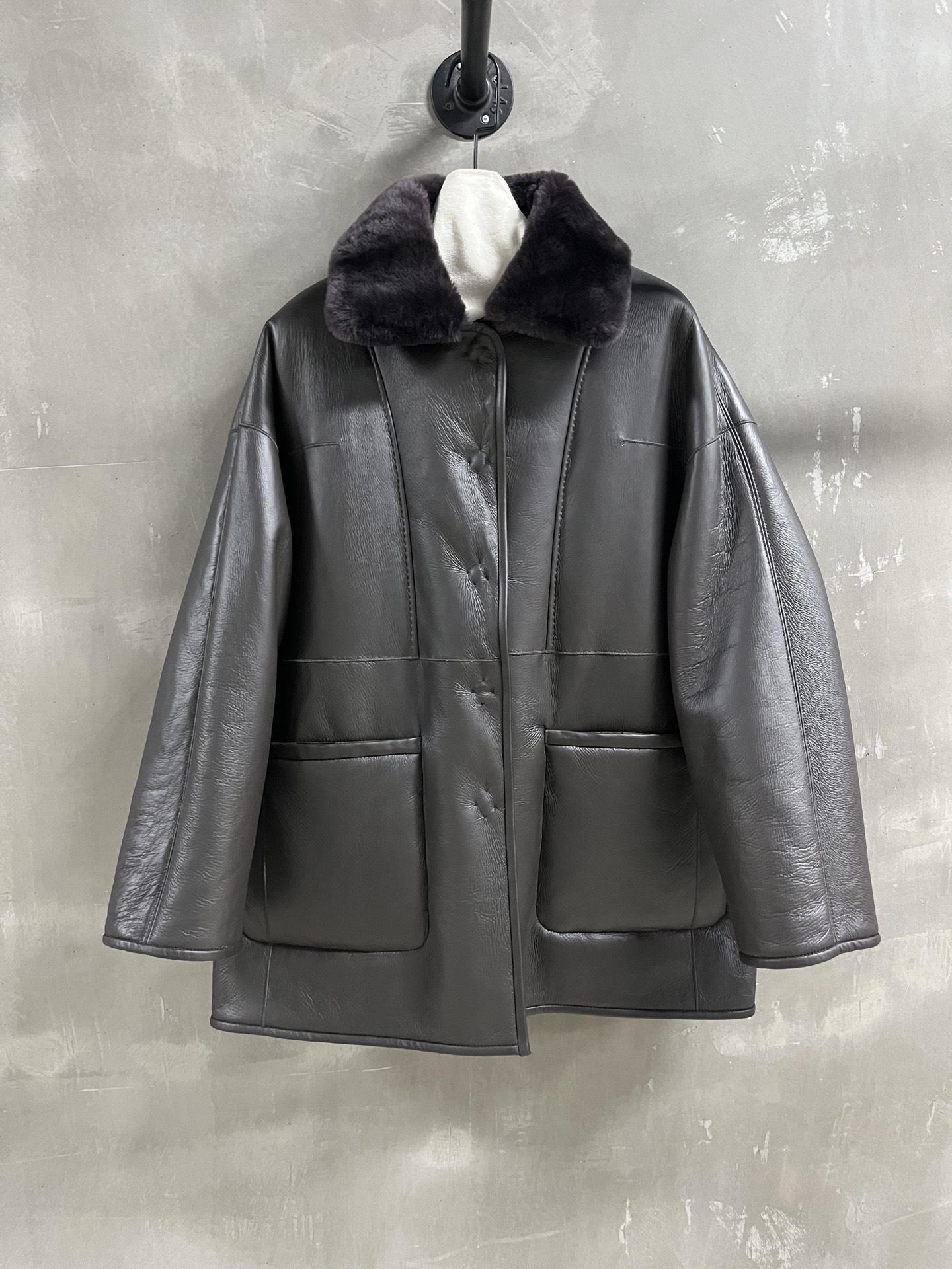 NO:636882,Introduction to Maxm*ra | 2025 Autumn and Winter New Products The best fur all-in-one product this season!  The style is versatile and fashionable!  Classic Maillard color ~ reversible - MATERIAL material - leather imported ragon wool one piece size S-L M size bust 124 length 79 raglan sleeve length 76, Maxmara-clothing, alexander wang19860909Maxm*ra简介｜2025秋冬新品 本季度最佳皮毛一体单品！版型不挑人百搭又时髦！经典美拉德色系～两面穿 - MATERIAL 材质 - 皮面进口拉贡羊毛一体 size Ｓ- L M码胸围124 衣长79 连肩袖长76,麦丝玛拉-服装,alexander wang,Women's clothing