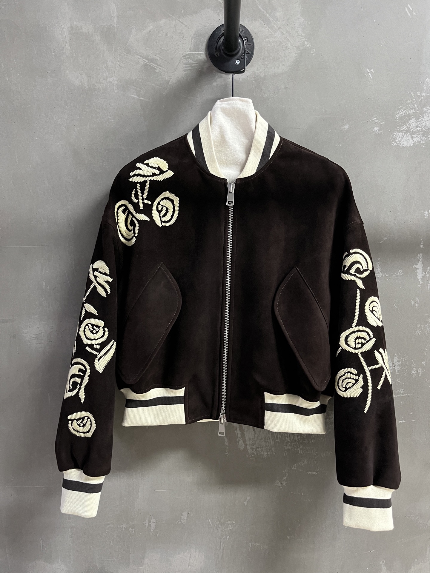 NO:636885,Introduction to Ermanno Scervino｜2025 new autumn clothing The best outerwear item of this season!  Classic King of Lace design, heavy-duty embroidery with thousands of needles, slim fit, versatile and fashionable!  - MATERIAL material - leather imported Turkish mixed cashmere surface size M-19860909Ermanno Scervino简介｜2025秋装新品 本季度最佳外套单品！经典蕾丝之王设计 万针重工刺绣 显瘦版型不挑人百搭又时髦！ - MATERIAL 材质 - 皮面进口土耳其混种羊绒面 size M- XL M码胸围120 衣长53 肩宽56 袖长52 price,女装,jackets & coats,alexander wang,Women's clothing