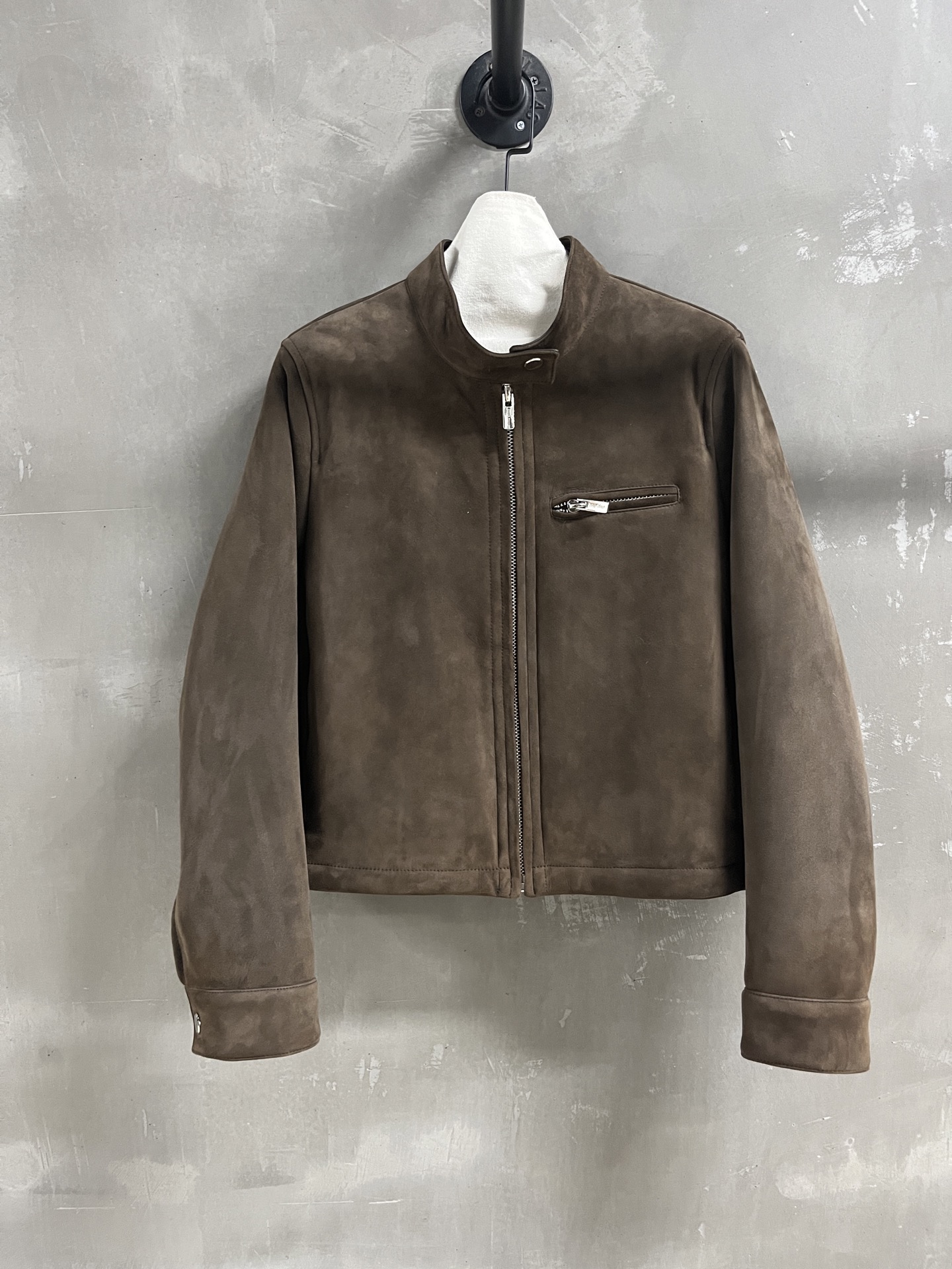 NO:636891,Introduction to MiuMi*｜2025 New Autumn Clothing Products This season’s best fur all-in-one product!  Classic small stand-up collar, sporty and casual design, slim fit, versatile and fashionable!  - MATERIAL - Leather imported Turkish suede wool all-in-one size M-19860909MiuMi*简介｜2025秋装新品 本季度最佳皮毛一体单品！经典小立领运动休闲设计 显瘦版型不挑人百搭又时髦！ - MATERIAL 材质 - 皮面进口土耳其绒面羊毛皮毛一体 size M- XL M码胸围110 肩宽44 衣长55 袖长61 price,缪缪-服装,miumiu,alexander wang,Women's clothing