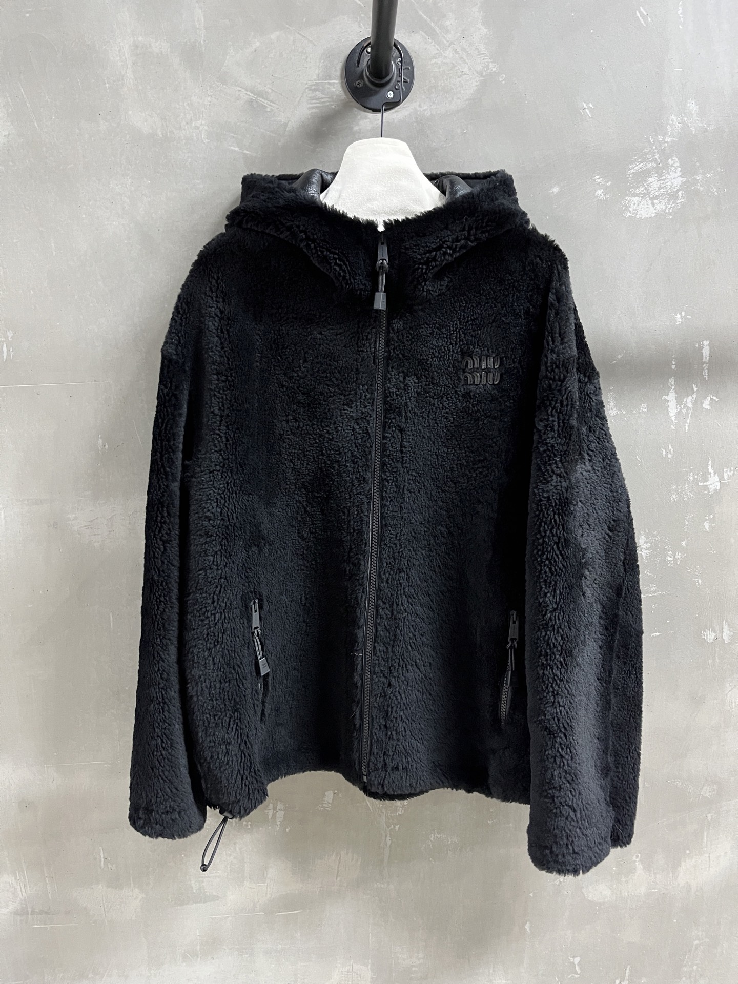 NO:636865,Introduction to MiuMi*｜2025 New Autumn Clothing Products This season’s best fur all-in-one product!  Classic hooded sports and casual design, slim fit, versatile and fashionable!  - MATERIAL Material - Leather imported merino wool and fur all in one size M-19860909MiuMi*简介｜2025秋装新品 本季度最佳皮毛一体单品！经典连帽运动休闲设计 显瘦版型不挑人百搭又时髦！ - MATERIAL 材质 - 皮面进口美利奴羊毛皮毛一体 size M- XL M码胸围116 肩宽57 衣长67 袖长56,缪缪-服装,miumiu,hats,alexander wang,Women's clothing