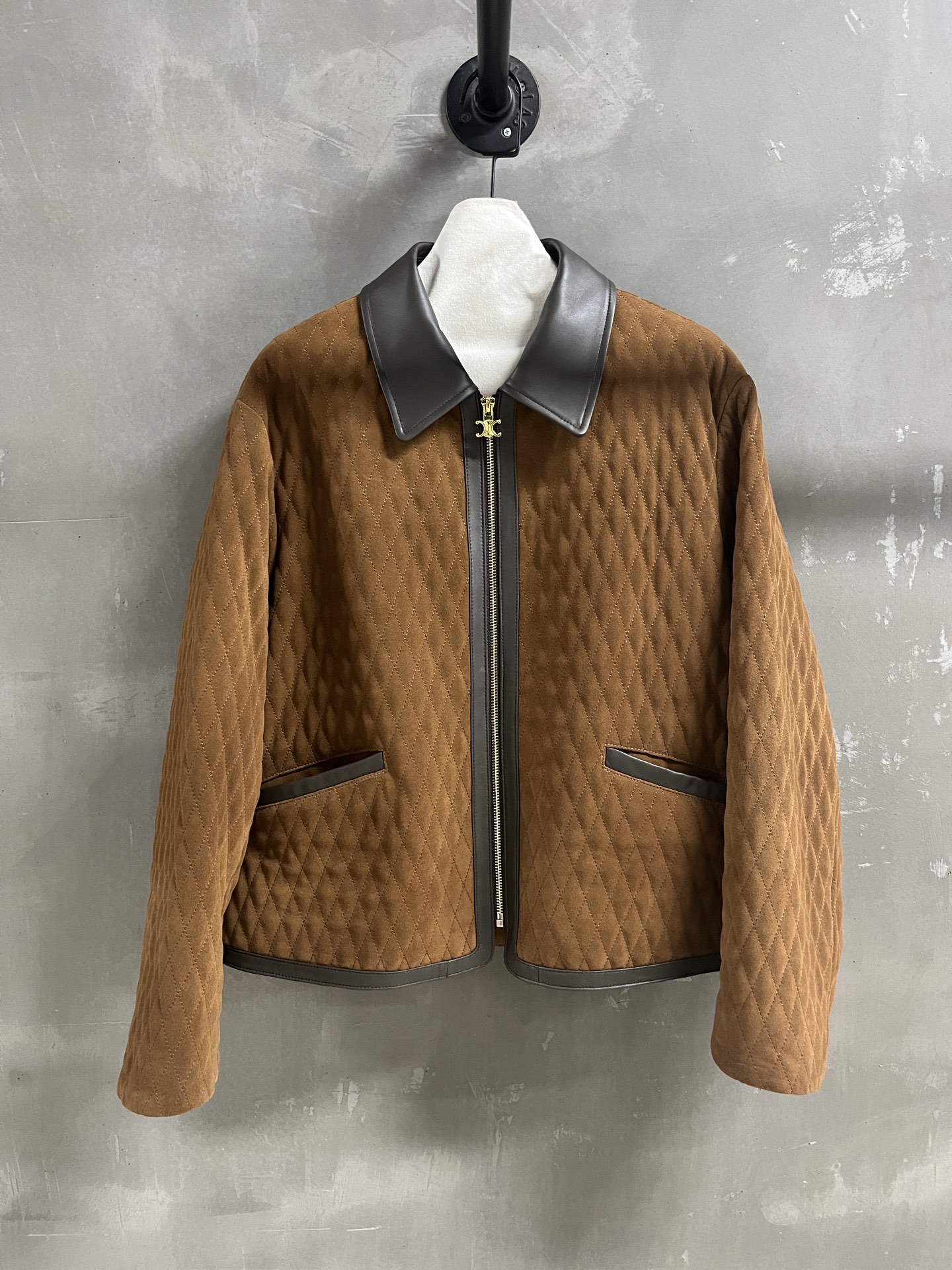 NO:636880,Introduction to Cel*ne | 2025 Autumn and Winter New Products This season’s best suede and cotton items!  The retro contrasting color design is versatile and fashionable!  - MATERIAL material - leather imported Turkish mixed cashmere surface size S-19860909Cel*ne简介｜2025秋冬新品 本季度最佳绒面加棉单品！复古撞色设计版型不挑人百搭又时髦！ - MATERIAL 材质 - 皮面进口土耳其混种羊绒面 size S- XL M码胸围114 肩宽50 衣长60 袖长61 price,赛琳-服装,celine, ,Women's clothing