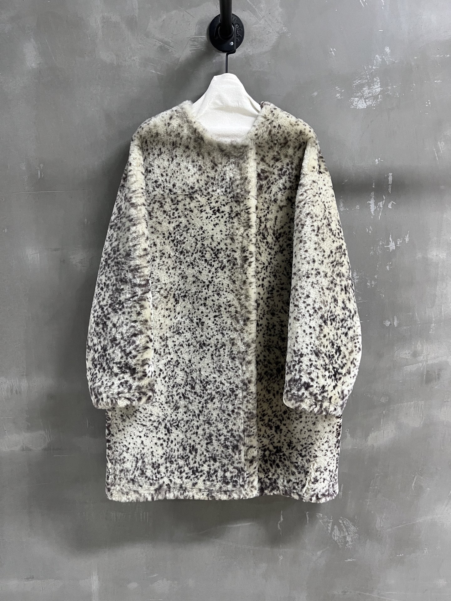 NO:636883,Introduction to TOTEME｜2025 New Autumn Clothing Products The best fur all-in-one product this season!  The current popular old money style is minimalist and full of tonality ~ the slim version is versatile and fashionable without being picky!  - MATERIAL - Leather imported merino printed fur all in one size M-19860909TOTEME简介｜2025秋装新品 本季度最佳皮毛一体单品！当下流行的老钱风 极简调性十足～显瘦版型不挑人百搭又时髦！ - MATERIAL 材质 - 皮面进口美利奴印花皮毛一体 size M- XL M码胸围116 衣长96 肩宽55 袖长51 price,女装,alexander wang,Women's clothing