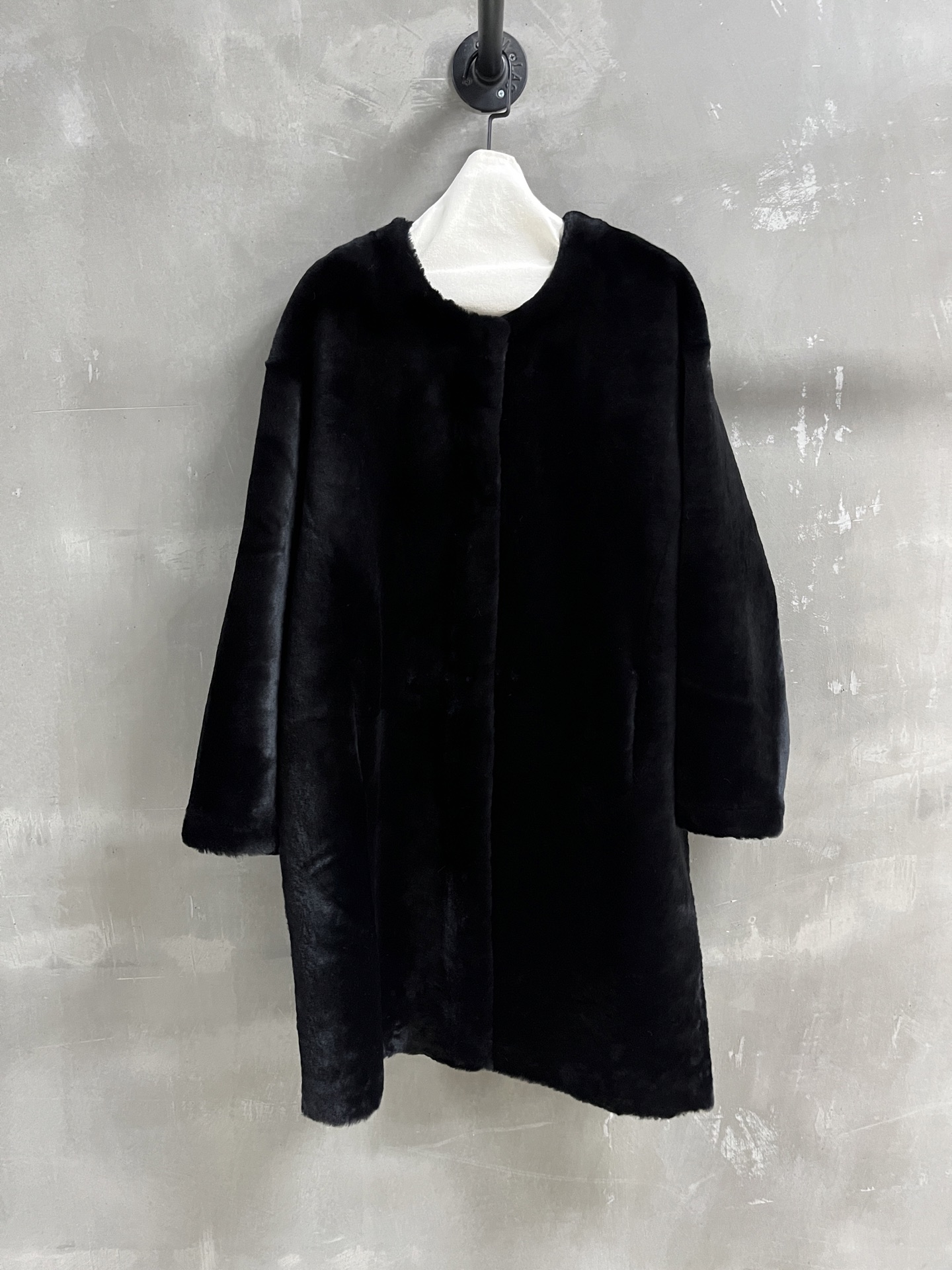 NO:636886,Introduction to TOTEME｜2025 New Autumn Clothing Products The best fur all-in-one product this season!  The current popular old money style is minimalist and full of tonality ~ the slim version is versatile and fashionable without being picky!  - MATERIAL - Leather imported merino fur one piece size M-19860909TOTEME简介｜2025秋装新品 本季度最佳皮毛一体单品！当下流行的老钱风 极简调性十足～显瘦版型不挑人百搭又时髦！ - MATERIAL 材质 - 皮面进口美利奴皮毛一体 size M- XL M码胸围116 衣长96 肩宽55 袖长51 price,女装,alexander wang,Women's clothing