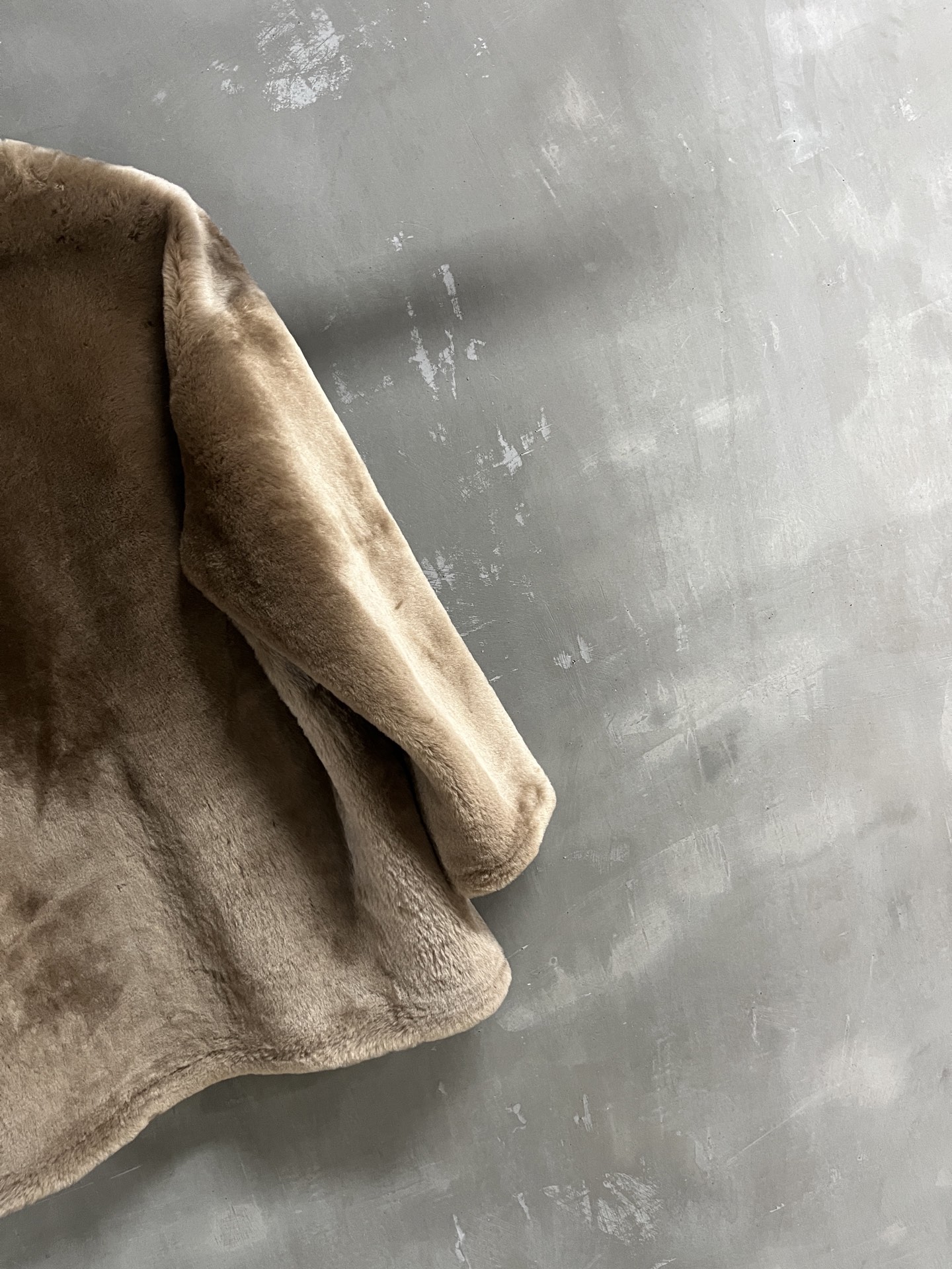 Toteme Shearling Jacket: Timeless Elegance & Cozy Warmth for Autumn 8 i1758123783316 1350 0 6