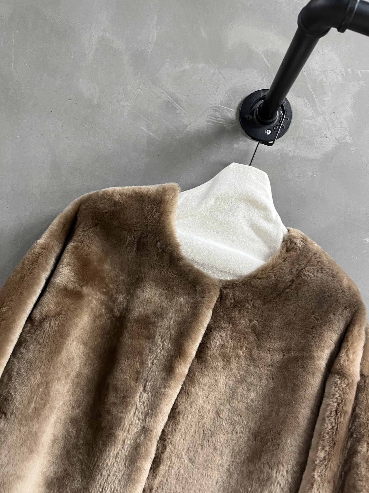 Toteme Shearling Coat: Embrace Timeless Style and Luxurious Warmth 7 i1758123786838 6505 0 4