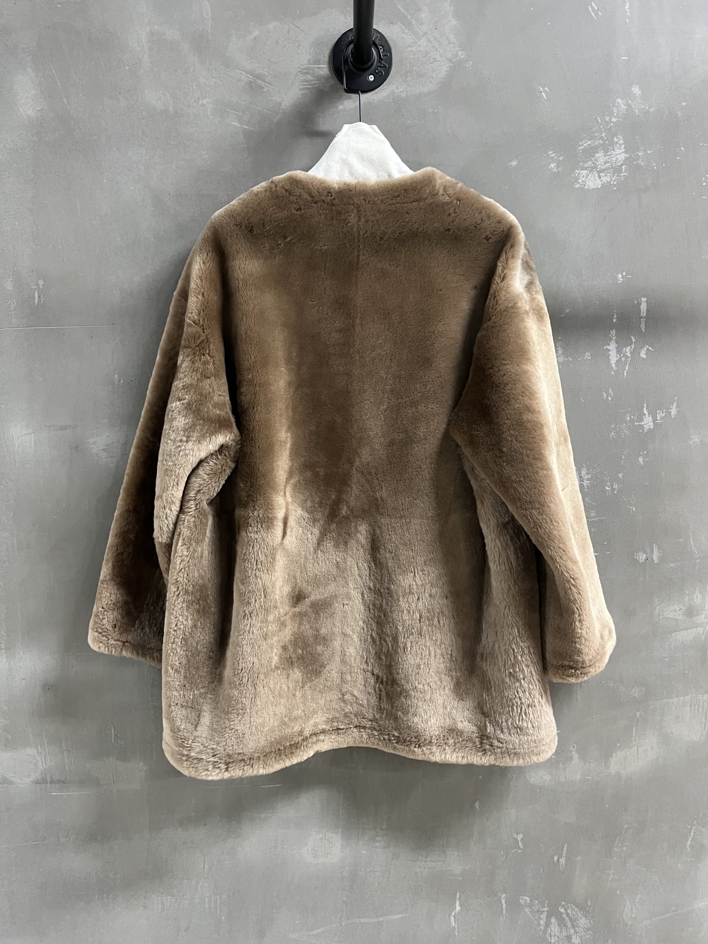 Toteme Shearling Coat: Embrace Timeless Style and Luxurious Warmth 10 i1758123786916 5987 0 8
