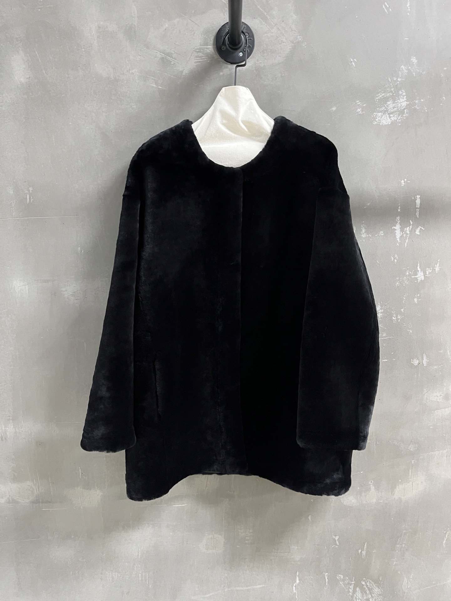 NO:636889,Introduction to TOTEME｜2025 New Autumn Clothing Products The best fur all-in-one product this season!  The current popular old money style is minimalist and full of tonality ~ the slim version is versatile and fashionable without being picky!  - MATERIAL - Leather surface imported merino fur size M-19860909TOTEME简介｜2025秋装新品 本季度最佳皮毛一体单品！当下流行的老钱风 极简调性十足～显瘦版型不挑人百搭又时髦！ - MATERIAL 材质 - 皮面进口美利奴皮毛一体 size M- XL M码胸围122衣长77肩宽57袖长52 price,女装,alexander wang,Women's clothing