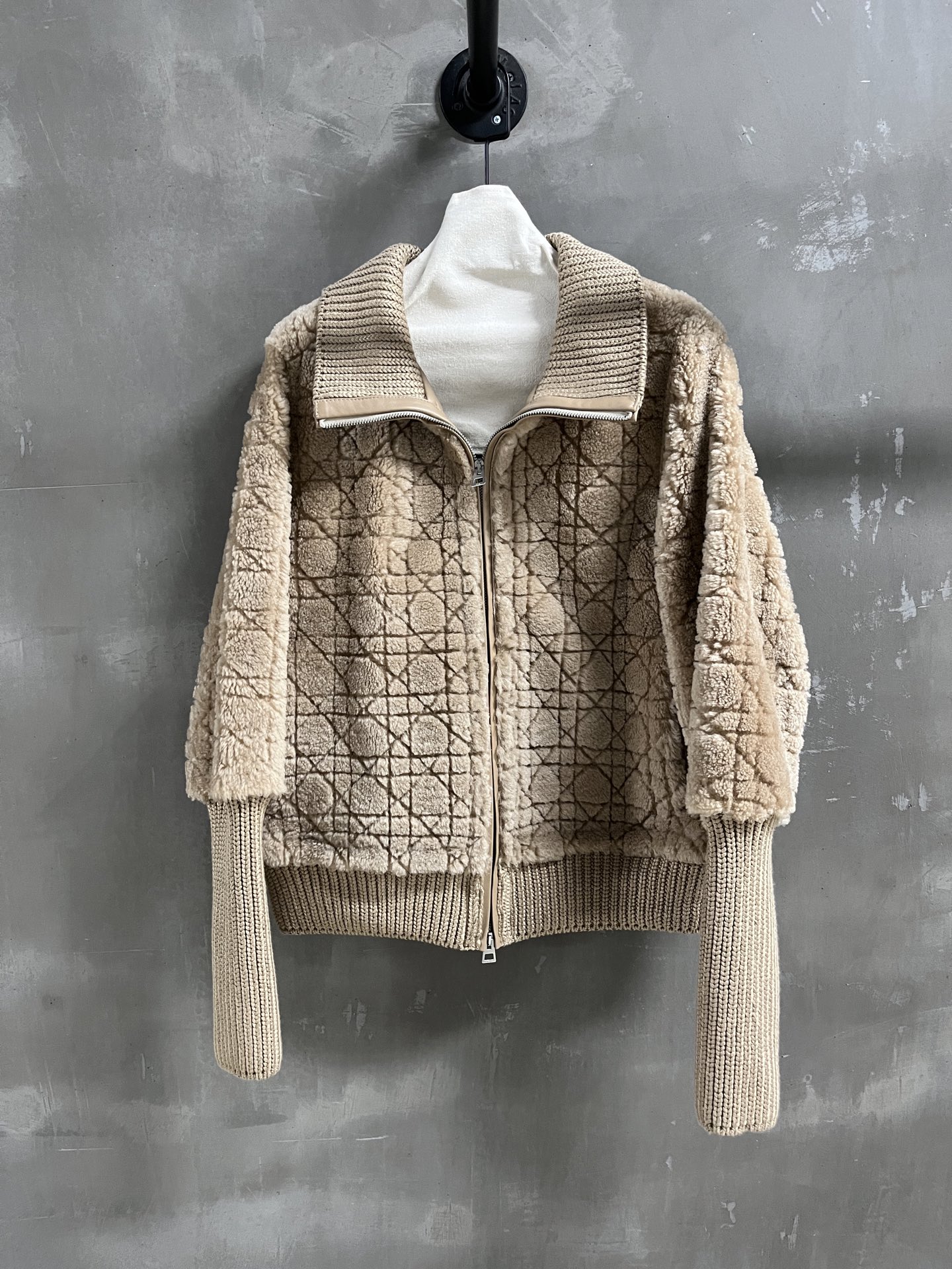 NO:636892,Introduction to Christian D*or｜2025 New Autumn Clothes The best fur all-in-one product this season!  The design is simple and elegant, and the style is versatile and fashionable!  - MATERIAL - Leather imported merino wool and fur all in one sizeM-19860909Christian D*or简介｜2025秋装新品 本季度最佳皮毛一体单品！设计简约腔调十足 版型不挑人百搭又时髦！ - MATERIAL 材质 - 皮面进口美利奴羊毛皮毛一体 sizeM- XL M码胸围114 连肩袖长79 衣长51 price,迪奥-服装,dior,alexander wang,Women's clothing