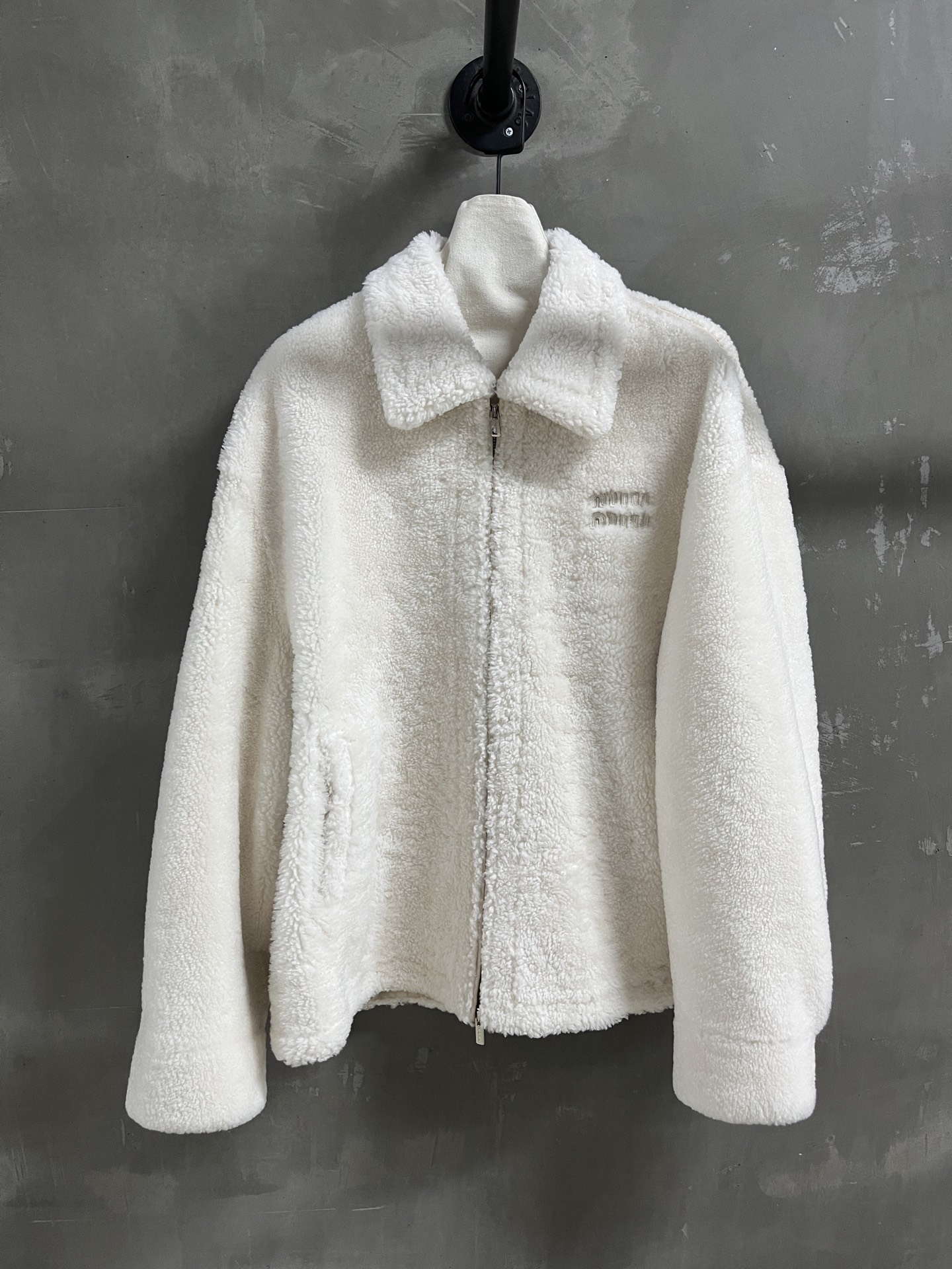 Miu Miu Shearling Jacket: Chic, Slim Fit, and Versatile Fall Fashion 3 i1758294732725 7355 0 0