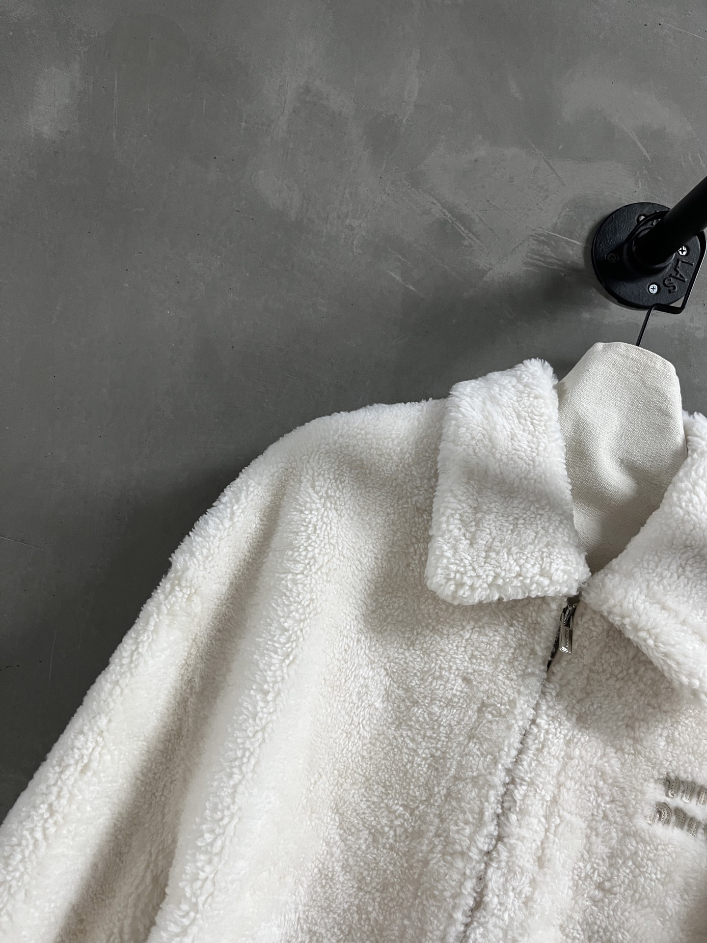 Miu Miu Shearling Jacket: Chic, Slim Fit, and Versatile Fall Fashion 5 i1758294736557 6027 0 2