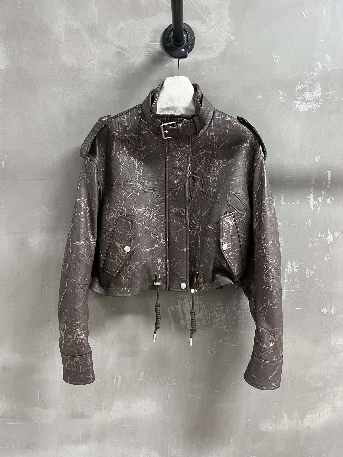 NO:636872,Introduction to MiuM*u｜2025 new autumn clothing products The best outerwear items of this season!  Original custom-made, sweet and cool retro style, easy-to-match and fashionable version!  - MATERIAL - Leather imported wrinkled lightning lambskin size S- L19860909MiuM*u简介｜2025秋装新品 本季度最佳外套单品！原版订制 甜酷风复古气质,版型不挑人百搭又时髦！ - MATERIAL 材质 - 皮面进口抓皱闪电小羊皮 sizeＳ- L M码胸围110 衣长46 肩宽52 袖长54 price,缪缪-服装,miumiu,jackets & coats,sheepskin,alexander wang,Women's clothing