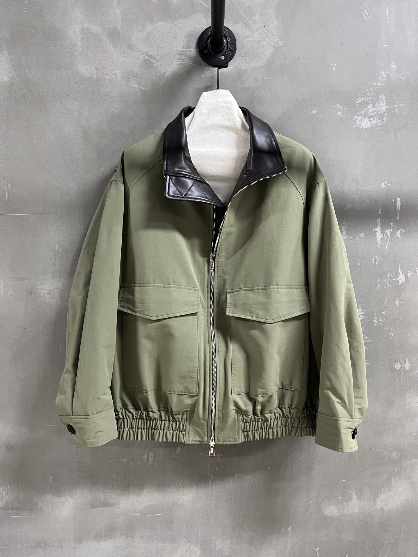 NO:636875,BV Introduction｜2025 New Autumn Clothing Products This season’s best outerwear items!  Original custom made, retro denim Barn style, lambskin splicing fabric, easy to match, versatile and fashionable!  - MATERIAL material - leather imported original high weave density fabric sizeＳ-19860909BV简介｜2025秋装新品 本季度最佳外套单品！原版订制 复古丹宁巴恩风 小羊皮拼接面料 版型不挑人百搭又时髦！ - MATERIAL 材质 - 皮面进口原版高织数密度面料 sizeＳ- XL M码胸围128衣长65肩宽53袖长56 price,葆蝶家-服装,bottega veneta,bottega veneta,jackets & coats,sheepskin,alexander wang,Women's clothing