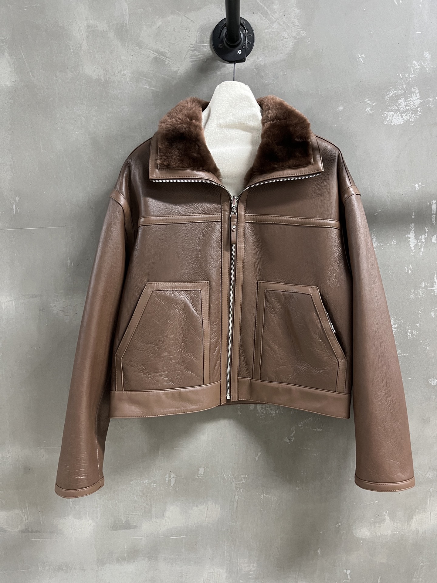 NO:636878,Introduction to Her*es | 2025 Autumn and Winter New Products The best fur all-in-one product this season!  Reversible design, slim fit, versatile and fashionable!  - MATERIAL - Leather imported merino wool and fur all in one size M-19860909Her*es简介｜2025秋冬新品 本季度最佳皮毛一体单品！两面穿设计 显瘦版型不挑人百搭又时髦！ - MATERIAL 材质 - 皮面进口美利奴羊毛皮毛一体 size M- XL M码胸围114衣长56肩宽57 袖长54 price,爱马仕-服装,hermes,alexander wang,Women's clothing