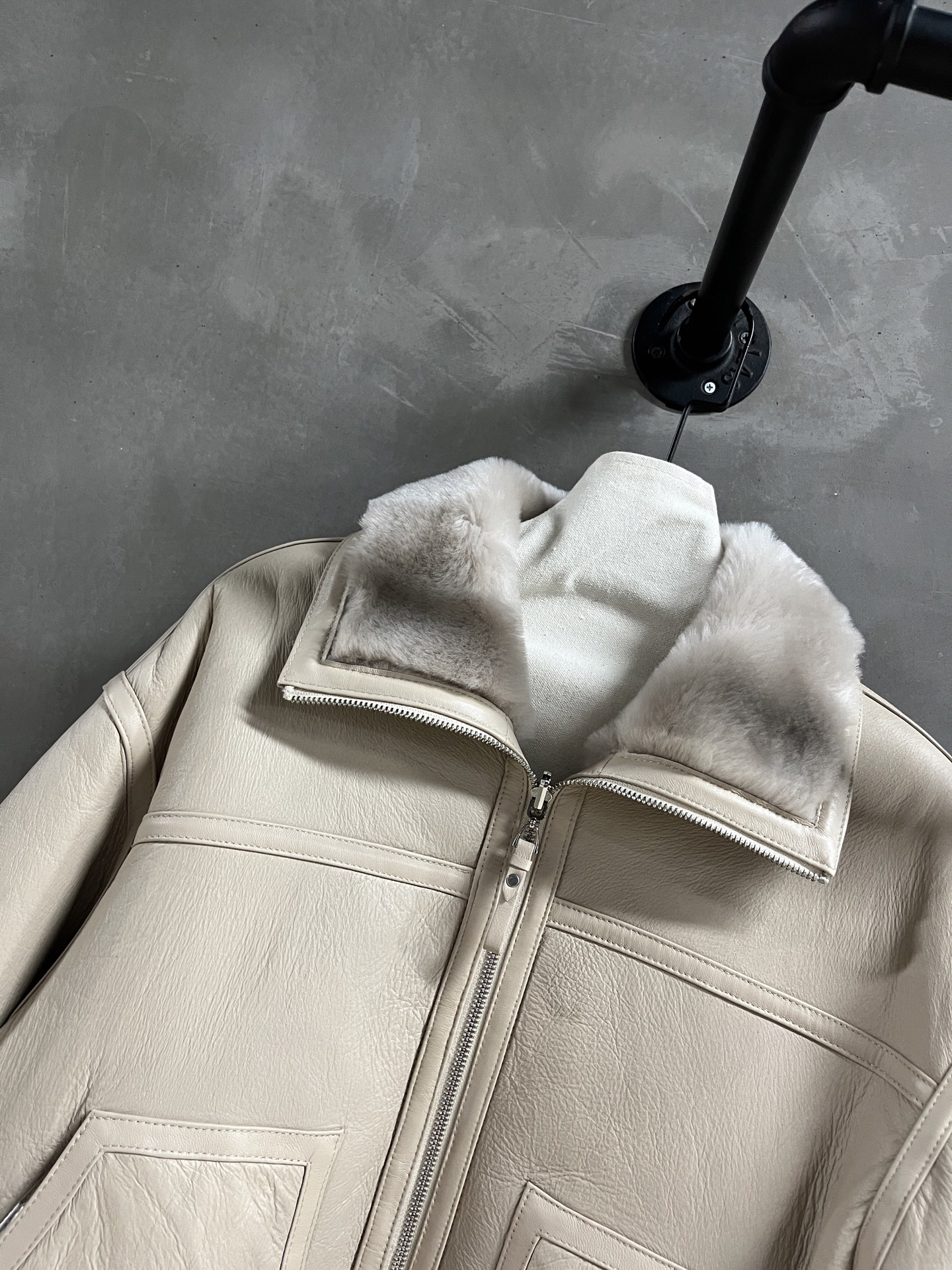 Reversible Shearling Jacket: Stylish & Versatile Winter Essential 5 i1758383918105 1149 0 2