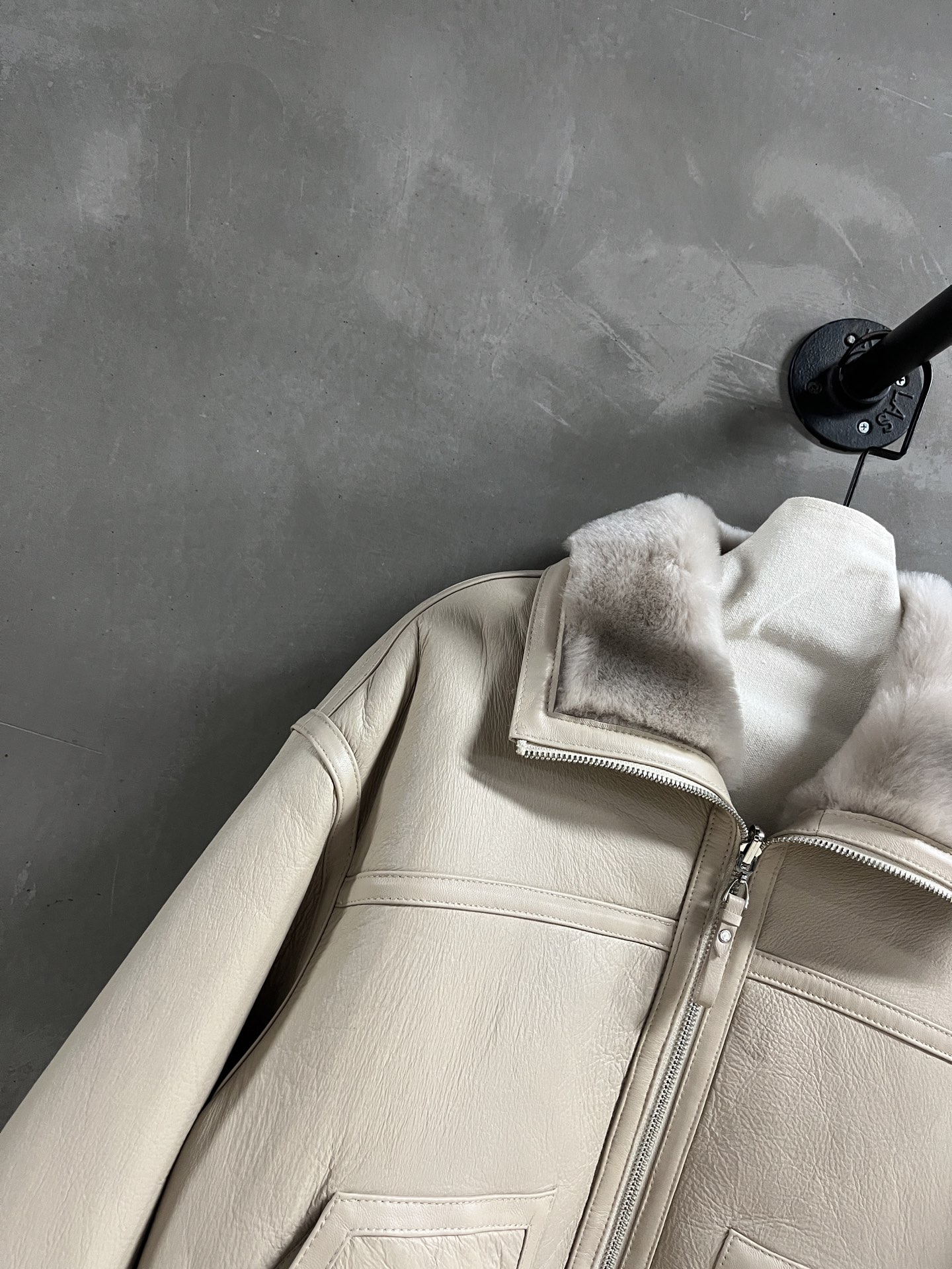 Reversible Shearling Jacket: Stylish & Versatile Winter Essential 4 i1758383918259 9482 0 1