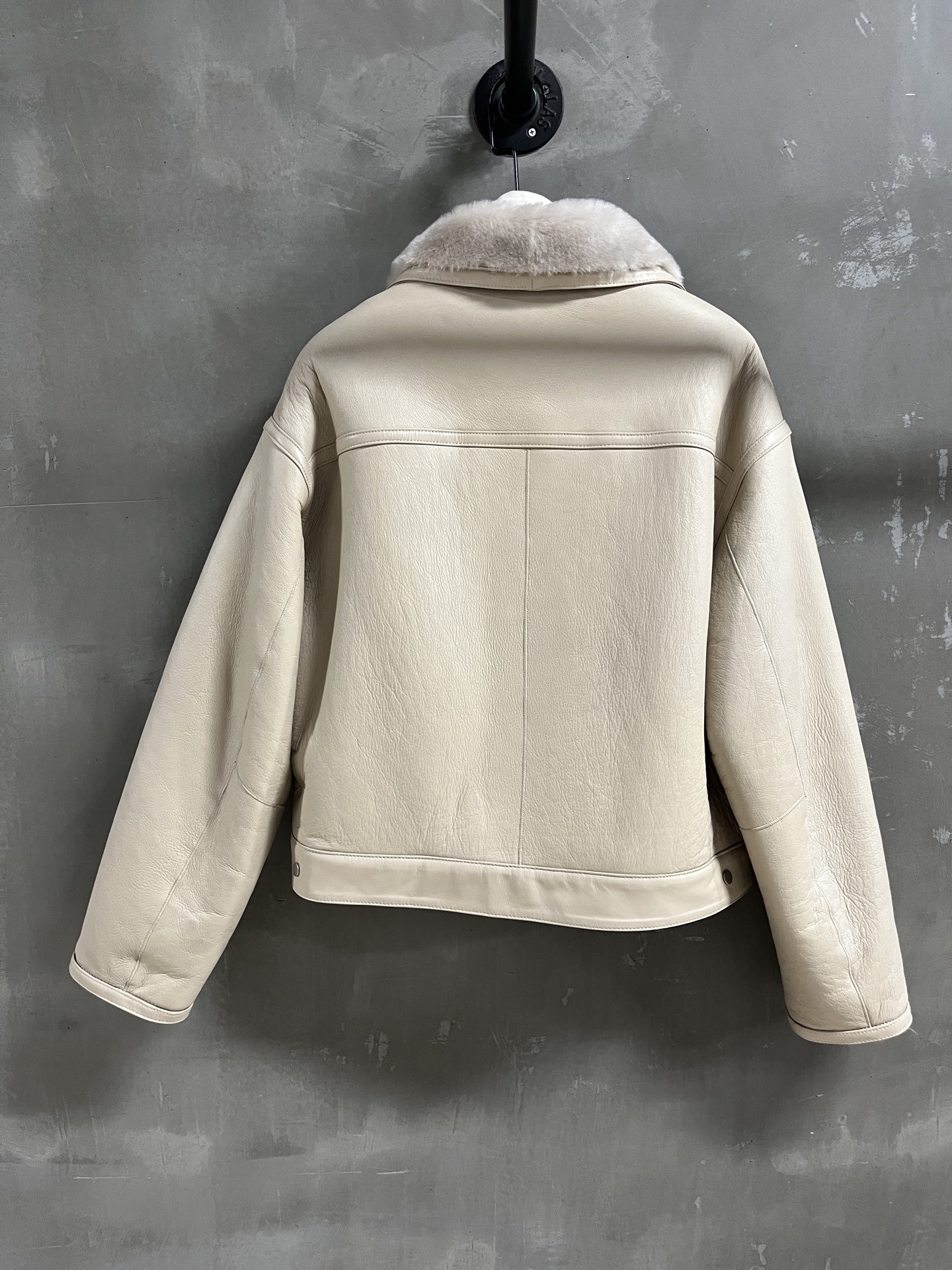 Reversible Shearling Jacket: Stylish & Versatile Winter Essential 10 i1758383918519 1207 0 8