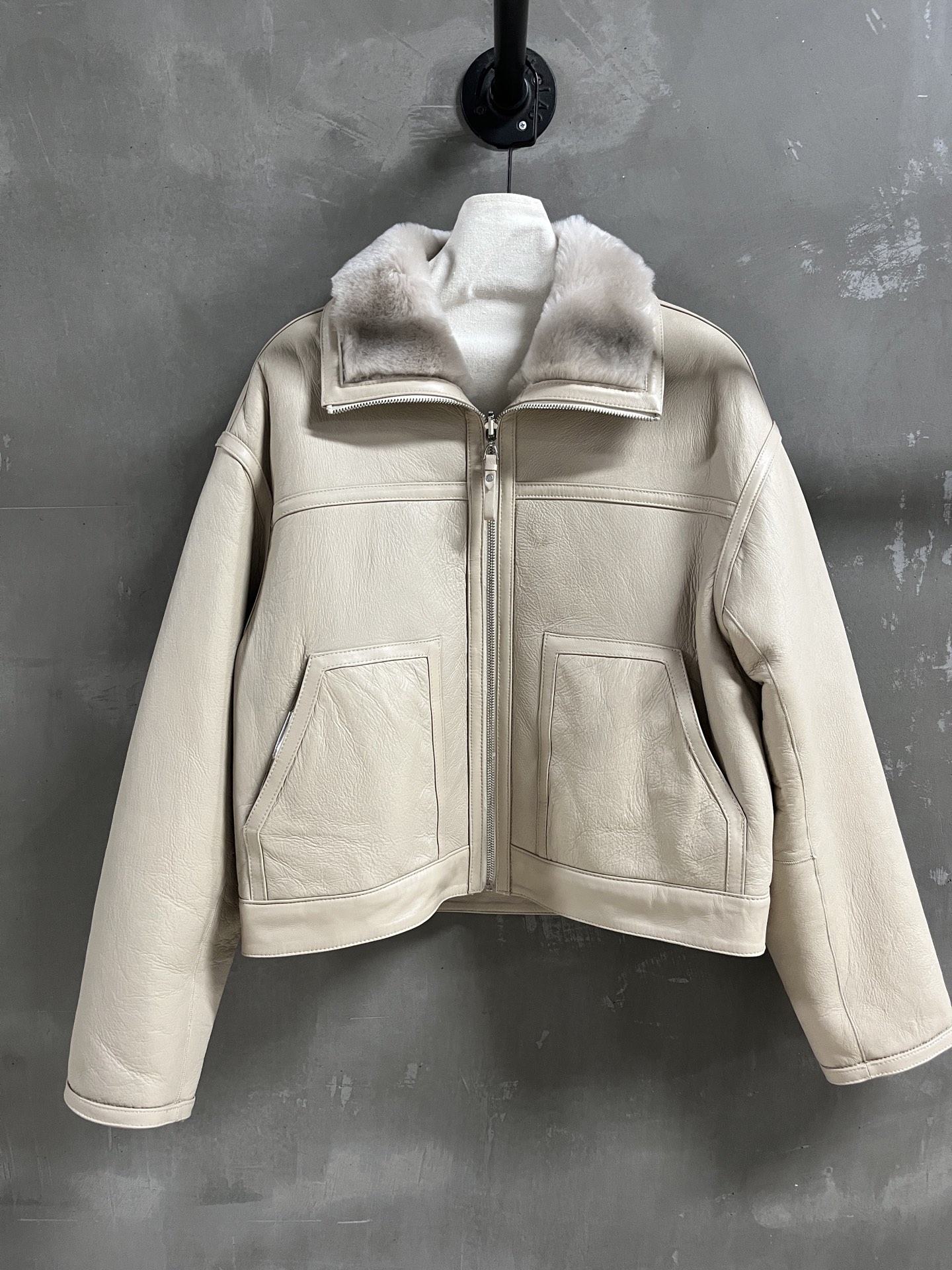 Reversible Shearling Jacket: Stylish & Versatile Winter Essential 3 i1758383922807 6584 0 0