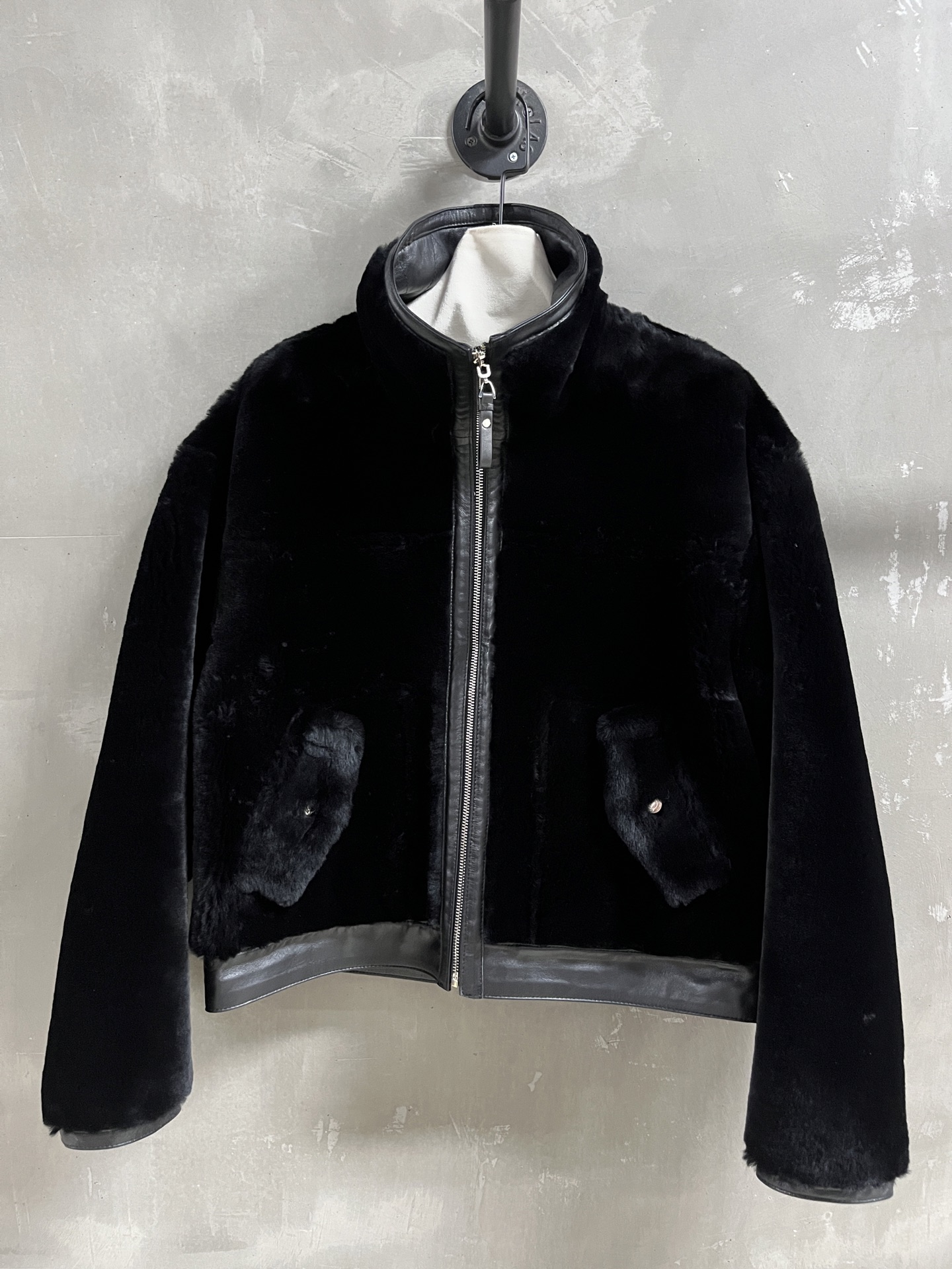 NO:636881,Introduction to Her*es | 2025 Autumn and Winter New Products The best fur all-in-one product this season!  Reversible design, slim fit, versatile and fashionable!  - MATERIAL - Leather imported merino wool and fur all in one size M-19860909Her*es简介｜2025秋冬新品 本季度最佳皮毛一体单品！两面穿设计 显瘦版型不挑人百搭又时髦！ - MATERIAL 材质 - 皮面进口美利奴羊毛皮毛一体 size M- XL M码胸围114衣长56肩宽57 袖长54 price,爱马仕-服装,hermes,alexander wang,Women's clothing