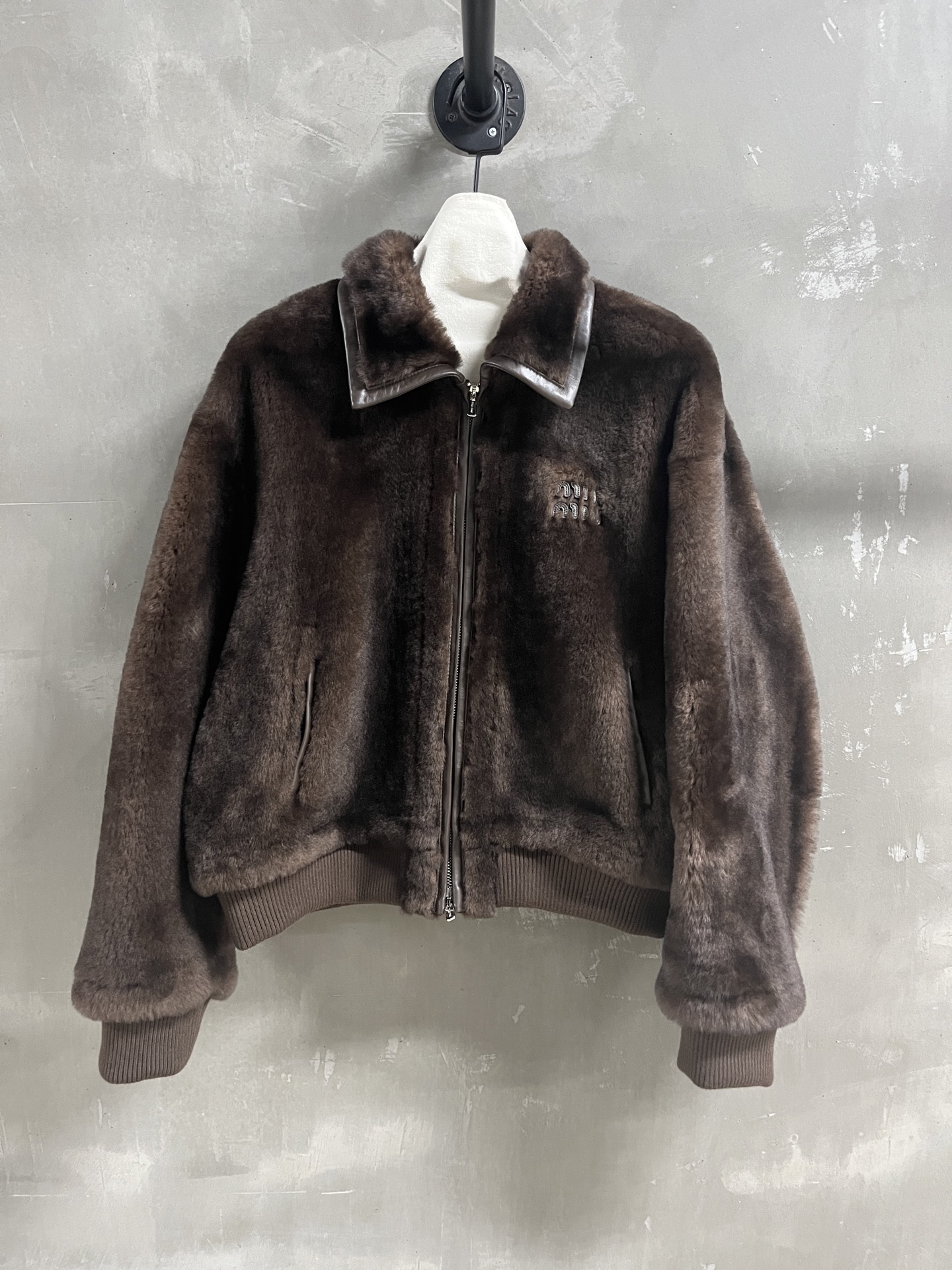 NO:636884,Introduction to MiuMi*｜2025 New Autumn Clothing Products This season’s best fur all-in-one product!  Classic small lapel sports and casual design, slim fit, versatile and fashionable!  - MATERIAL Material - leather imported two-color retro merino wool fur one size M-19860909MiuMi*简介｜2025秋装新品 本季度最佳皮毛一体单品！经典小翻领运动休闲设计 显瘦版型不挑人百搭又时髦！ - MATERIAL 材质 - 皮面进口双色复古美利奴羊毛皮毛一体 size M- XL M码胸围122肩宽51衣长57袖长57,缪缪-服装,miumiu,alexander wang,Women's clothing