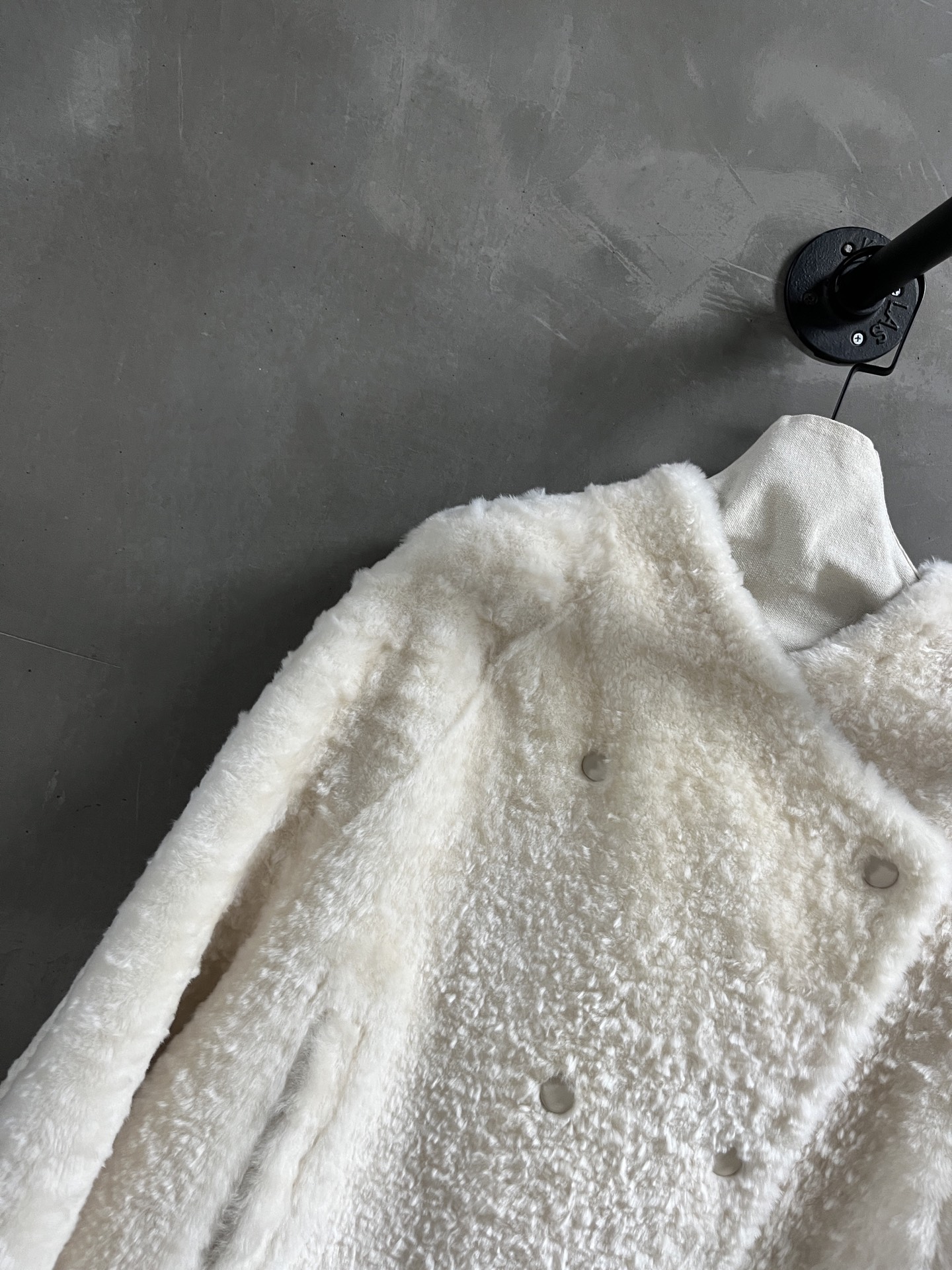 Lemaire Shearling Jacket: Timeless Style & Cozy Warmth - 2025 Early Autumn 4 i1758555847571 8973 0 1