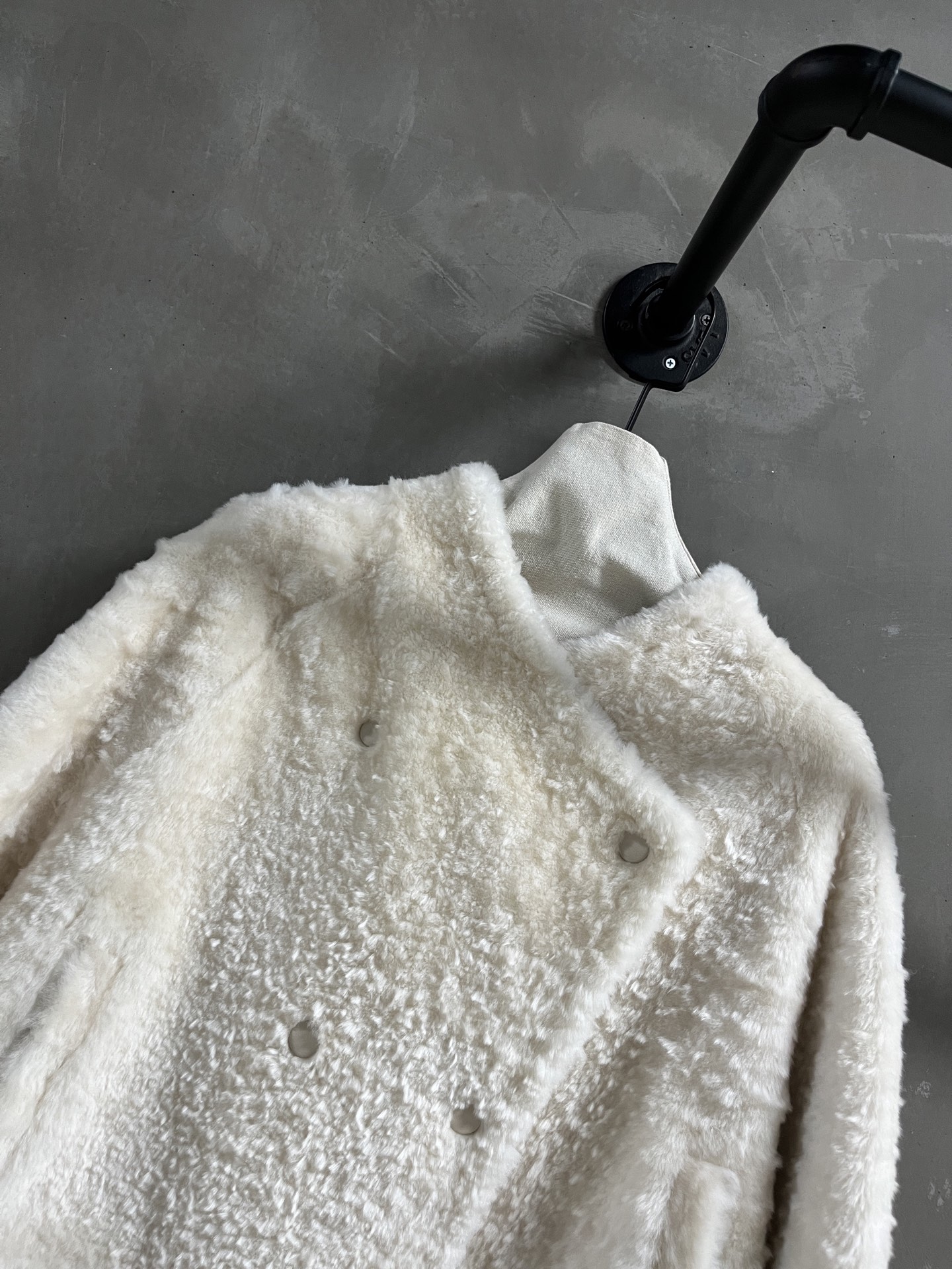 Lemaire Shearling Jacket: Timeless Style & Cozy Warmth - 2025 Early Autumn 5 i1758555847855 6934 0 2