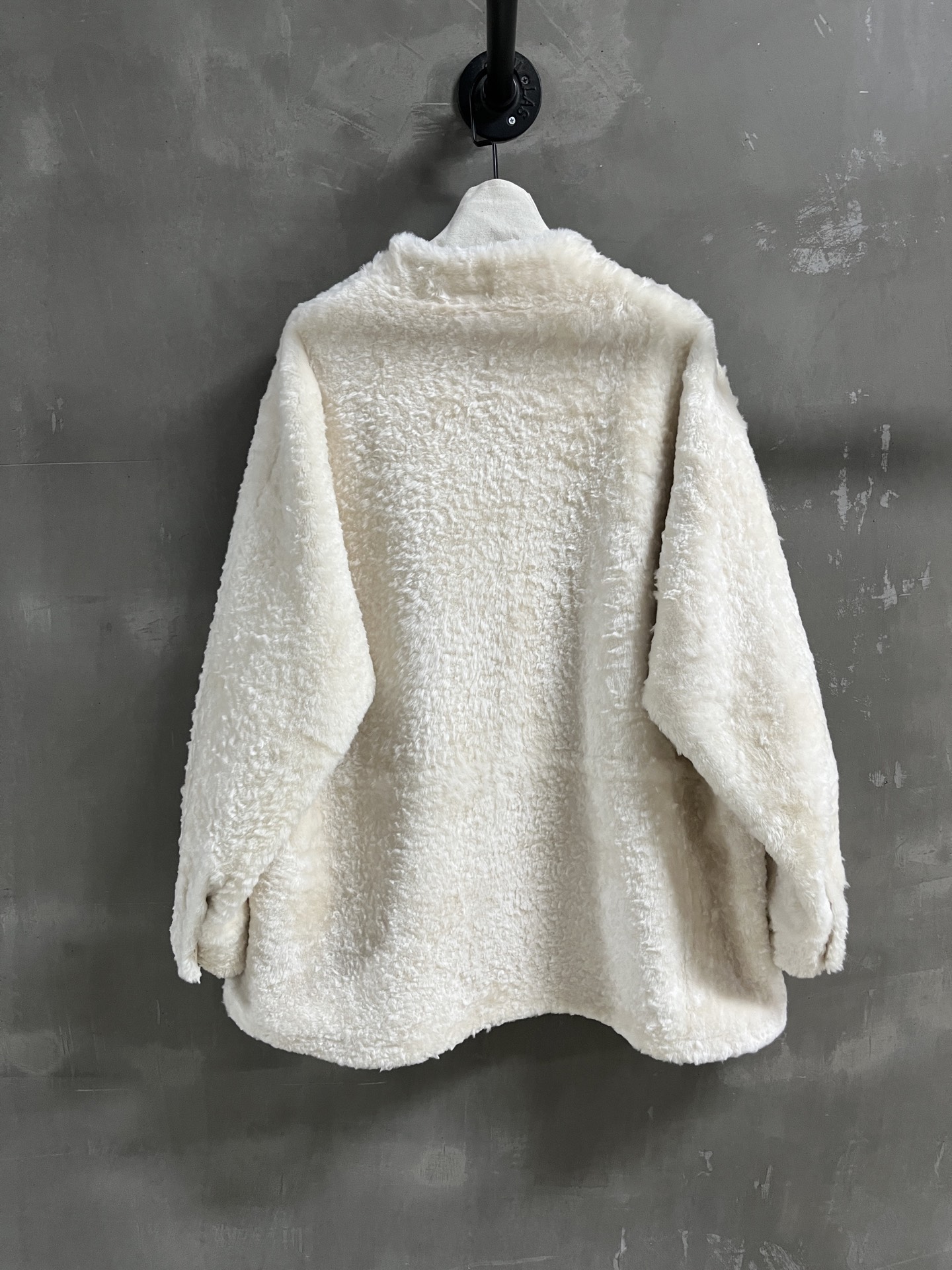 Lemaire Shearling Jacket: Timeless Style & Cozy Warmth - 2025 Early Autumn 10 i1758555852261 5893 0 8