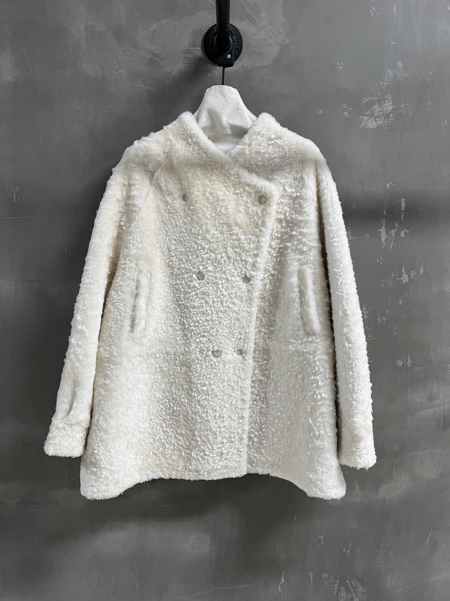 Lemaire Shearling Jacket: Timeless Style & Cozy Warmth - 2025 Early Autumn 3 i1758555852271 1996 0 0