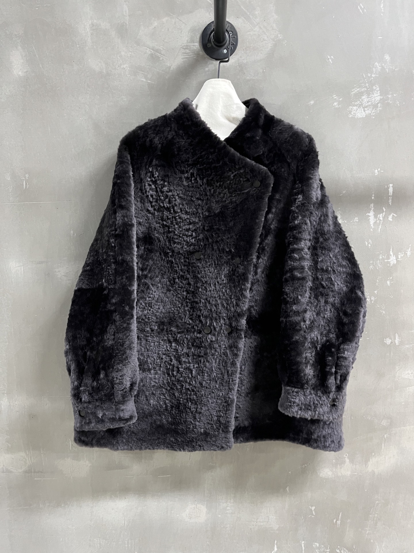 NO:636894,Introduction to LEMAIRE｜2025 Early Autumn New Products The best fur all-in-one product this season!  The style is versatile and fashionable!  - MATERIAL - Leather imported Lagon small wool fur all in one size S-L M size bust 130 shoulder width 45 sleeve length 59 dress length 74 price, women's clothing, alexander wang19860909LEMAIRE简介｜2025早秋新品 本季度最佳皮毛一体单品！版型不挑人百搭又时髦！ - MATERIAL 材质 - 皮面进口拉贡小羊毛皮毛一体 size Ｓ- L M码胸围130 肩宽45 袖长59 衣长74 price,女装,alexander wang,Women's clothing