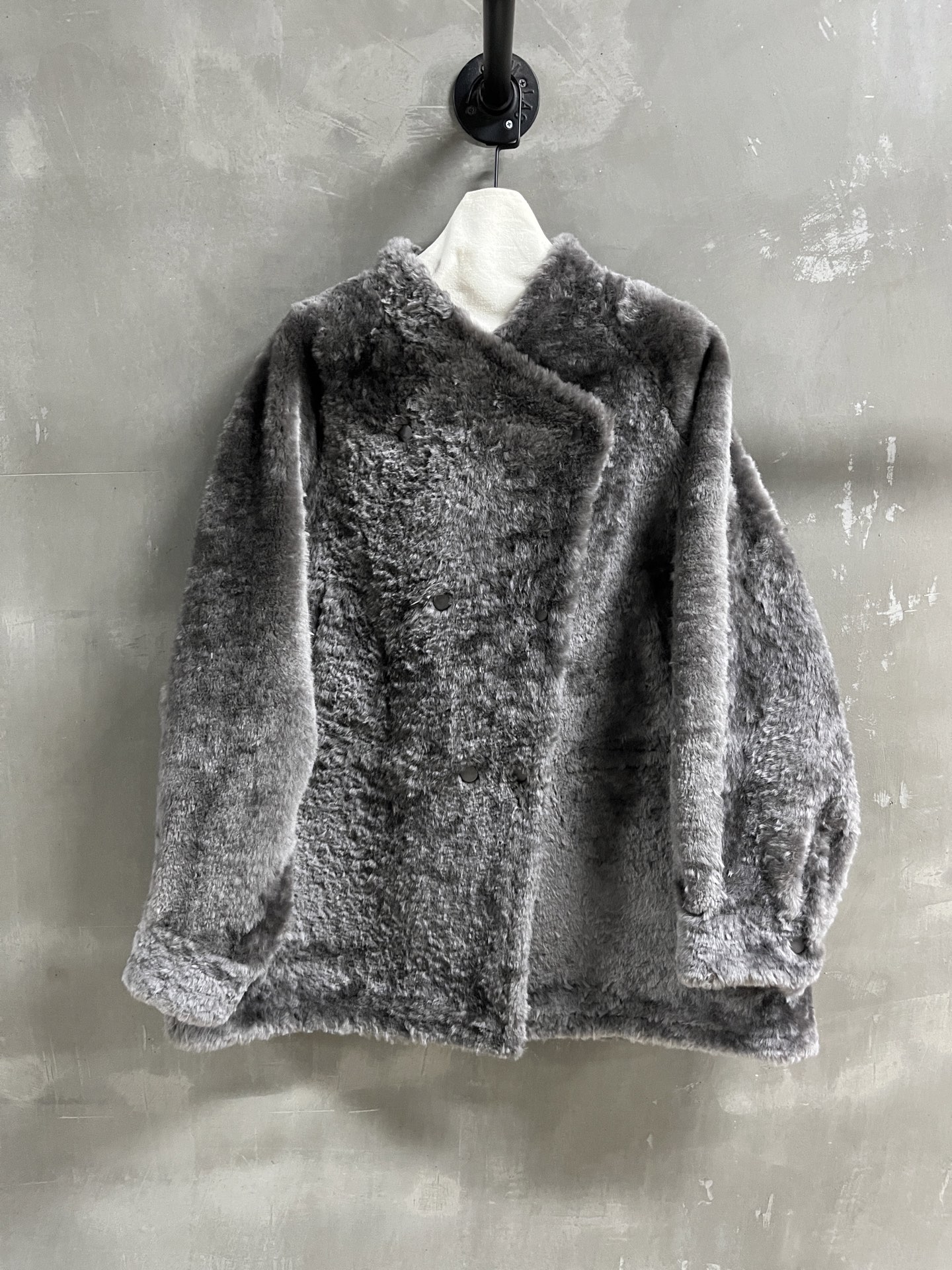 NO:636896,Introduction to LEMAIRE｜2025 Early Autumn New Products The best fur all-in-one product this season!  The style is versatile and fashionable!  - MATERIAL - Leather imported Lagon small wool fur all in one size S-L M size bust 130 shoulder width 45 sleeve length 59 dress length 74 price, women's clothing, alexander wang19860909LEMAIRE简介｜2025早秋新品 本季度最佳皮毛一体单品！版型不挑人百搭又时髦！ - MATERIAL 材质 - 皮面进口拉贡小羊毛皮毛一体 size Ｓ- L M码胸围130 肩宽45 袖长59 衣长74 price,女装,alexander wang,Women's clothing