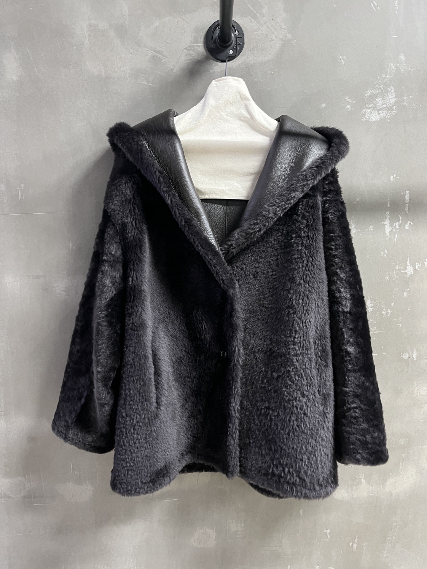 Max Mara Shearling Jacket - Timeless M*lard Shade, S-L Sizes Available 3 i1758640991117 2042 0 0