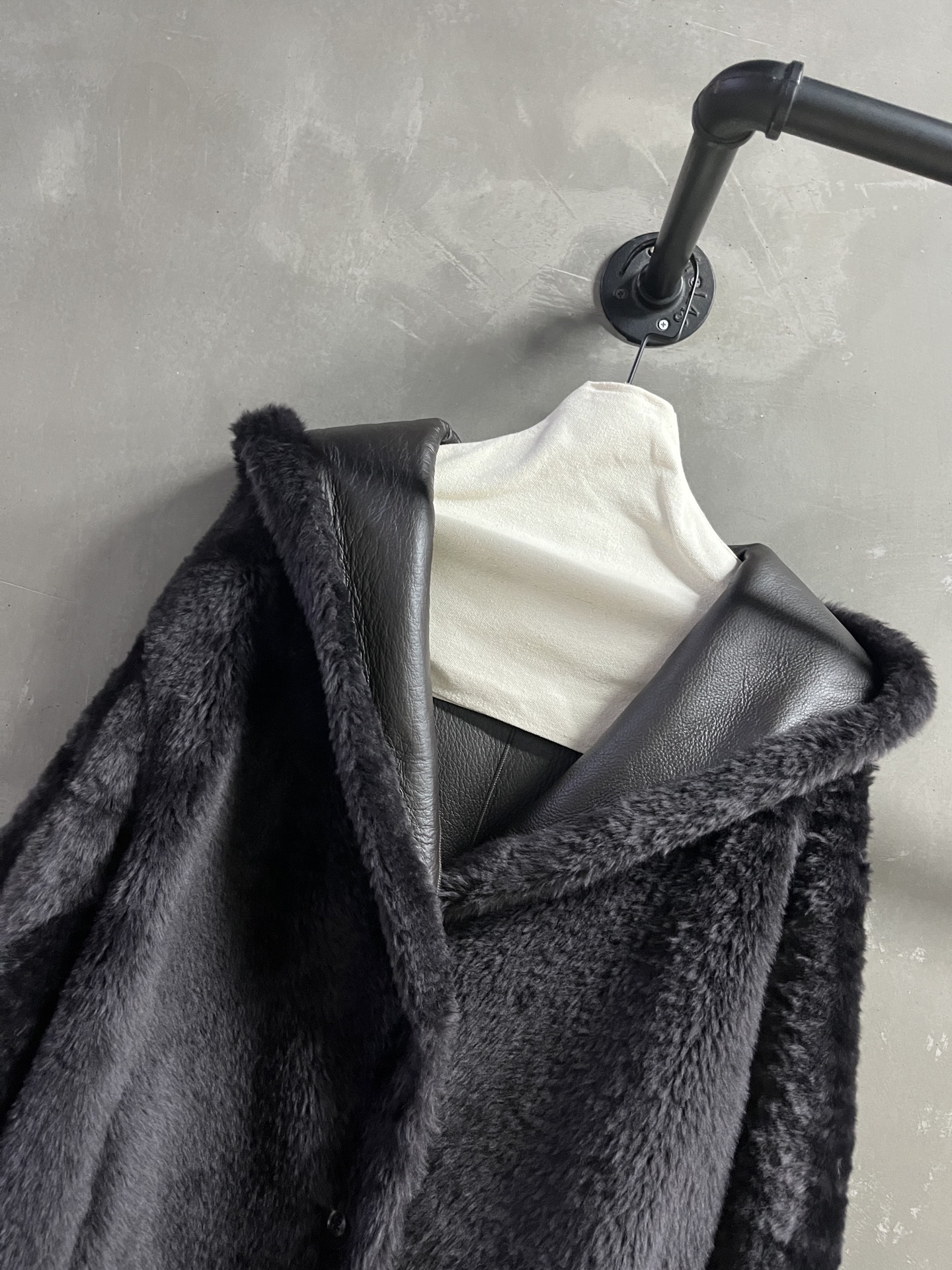 Max Mara Shearling Jacket - Timeless M*lard Shade, S-L Sizes Available 7 i1758640991585 1562 0 4