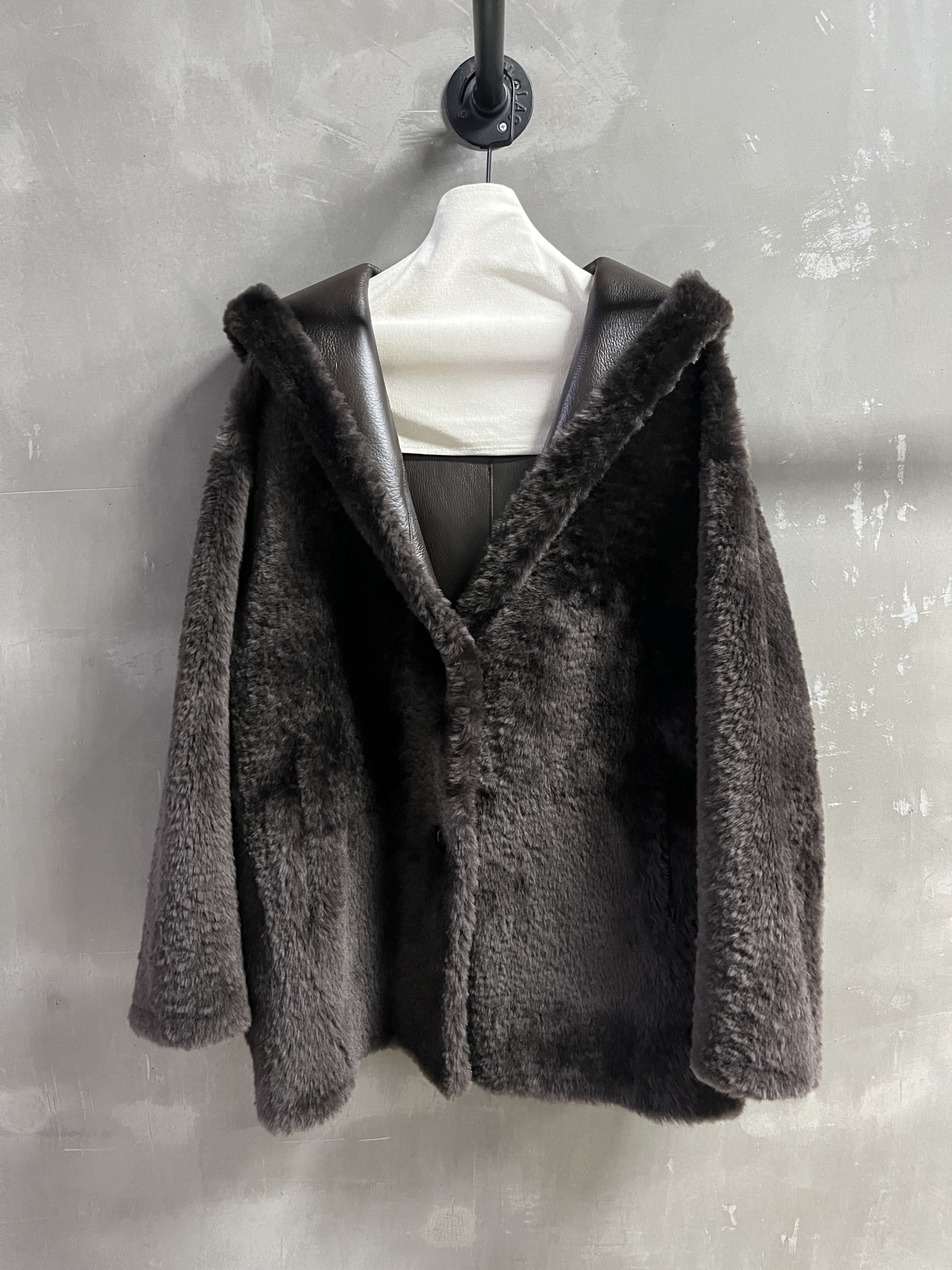 NO:636900,Introduction to Maxm*ra | 2025 Autumn and Winter New Products The best fur all-in-one product this season!  The style is versatile and fashionable!  Classic Maillard color ~ - MATERIAL material - leather imported Lagon wool one piece size S-L M size bust 124 length 75 raglan sleeve length 73 price, Maxmara-clothing, alexander wang19860909Maxm*ra简介｜2025秋冬新品 本季度最佳皮毛一体单品！版型不挑人百搭又时髦！经典美拉德色系～ - MATERIAL 材质 - 皮面进口拉贡羊毛一体 size Ｓ- L M码胸围124 衣长75 连肩袖长73 price,麦丝玛拉-服装,alexander wang,Women's clothing