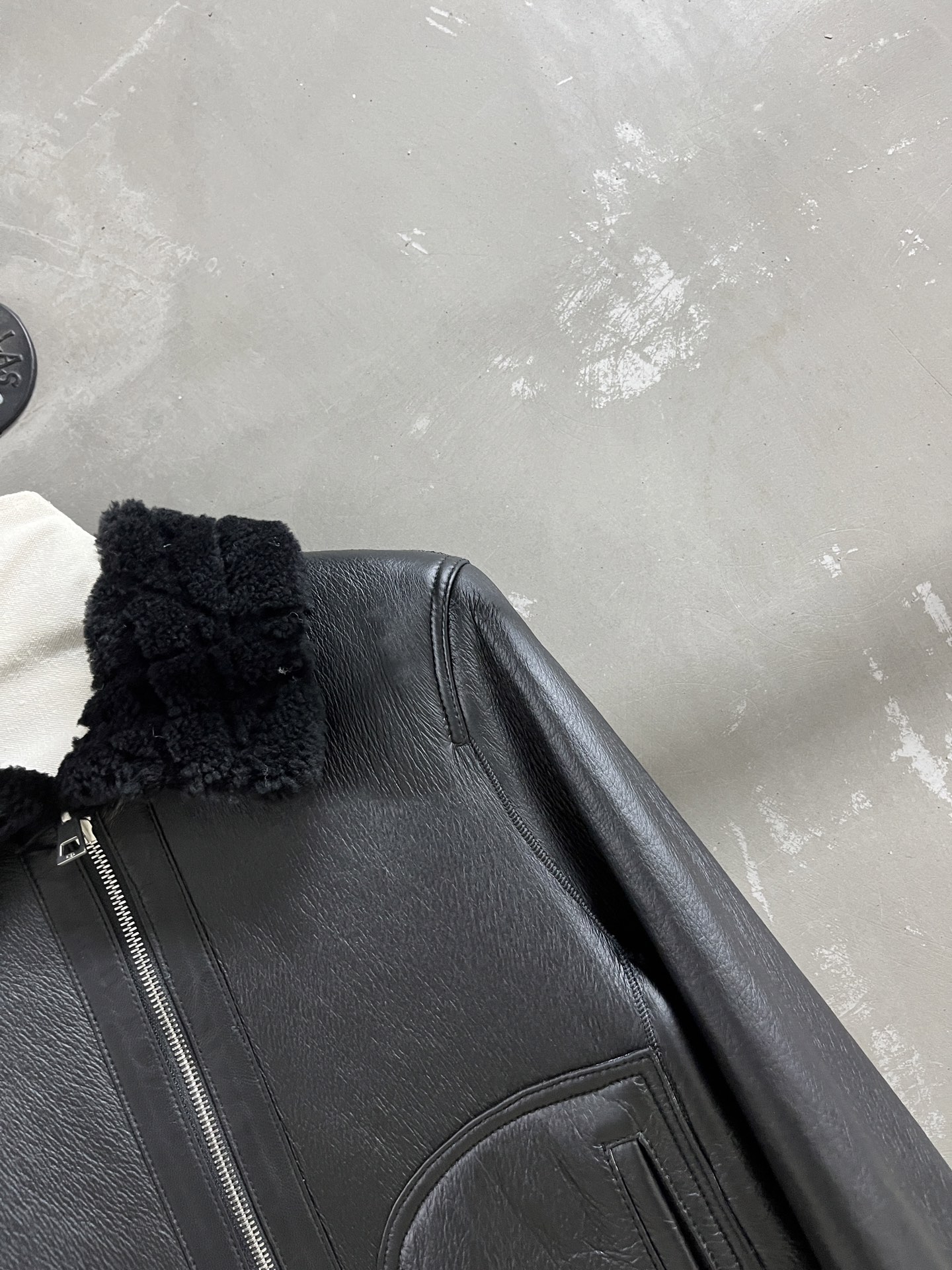 Dior Reversible Shearling Jacket: Timeless Style & Versatile Wear 8 i1758724519989 8436 0 5
