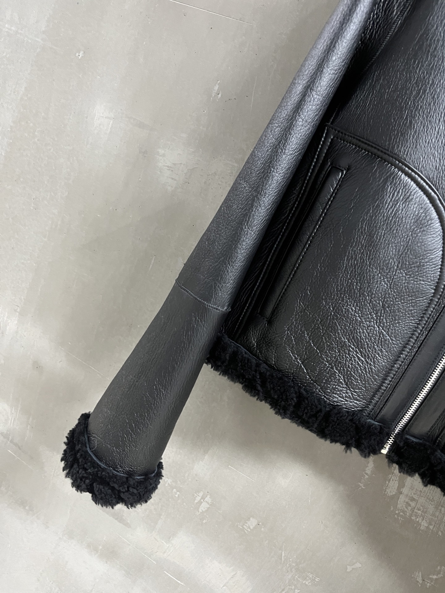 Dior Reversible Shearling Jacket: Timeless Style & Versatile Wear 7 i1758724520001 831 0 4