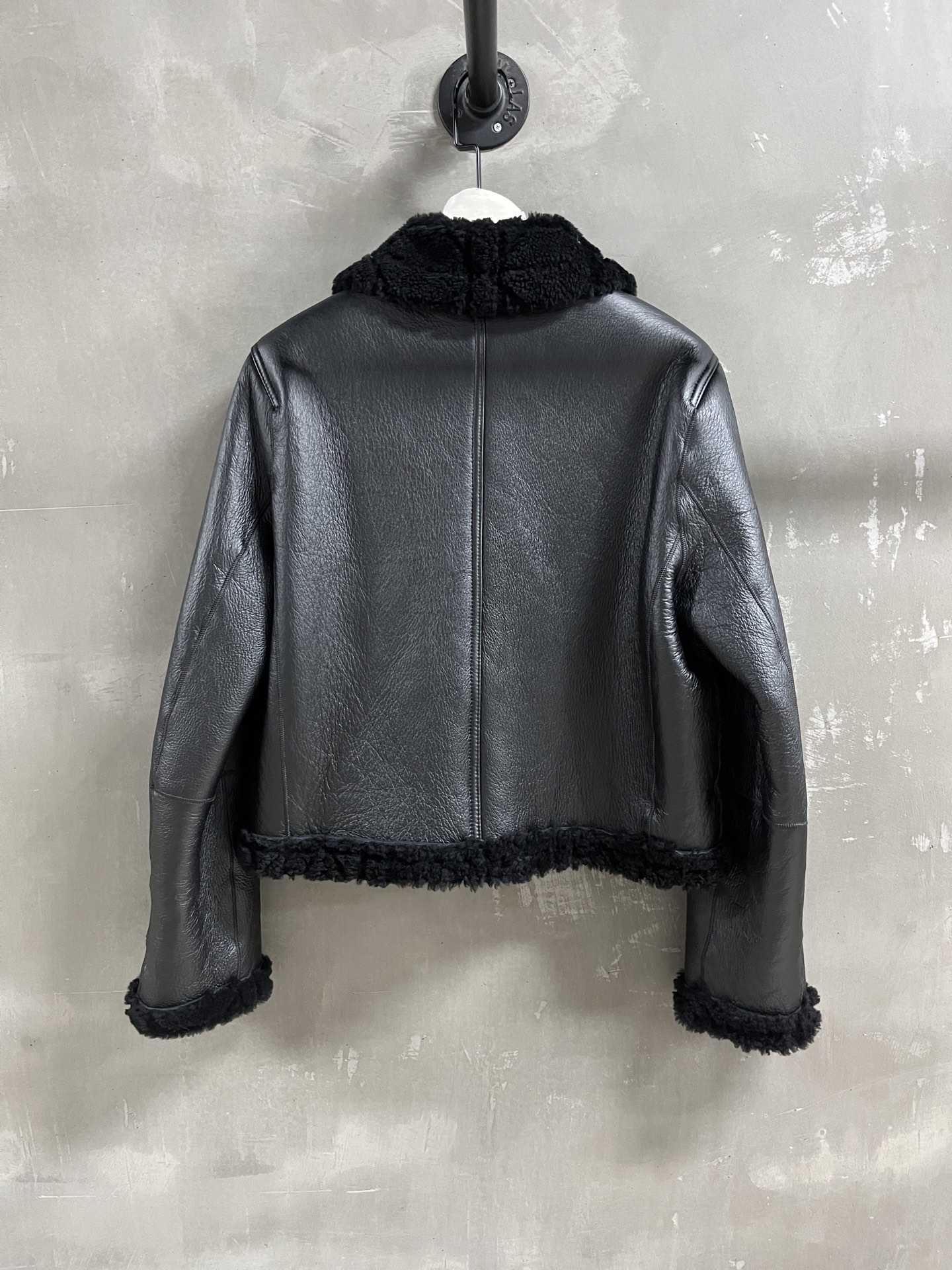 Dior Reversible Shearling Jacket: Timeless Style & Versatile Wear 10 i1758724520109 4312 0 8