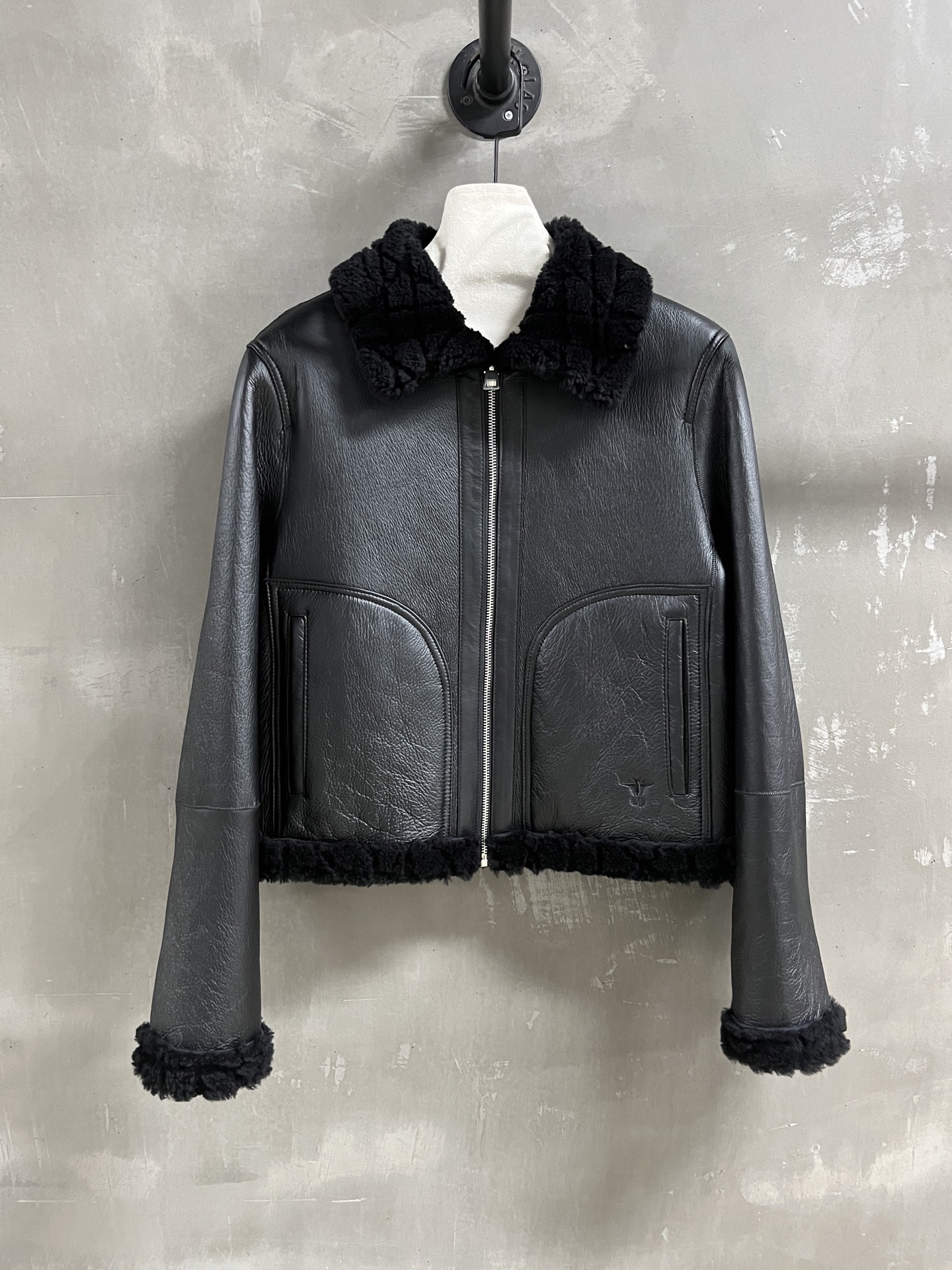 Dior Reversible Shearling Jacket: Timeless Style & Versatile Wear 3 i1758724527755 1964 0 0