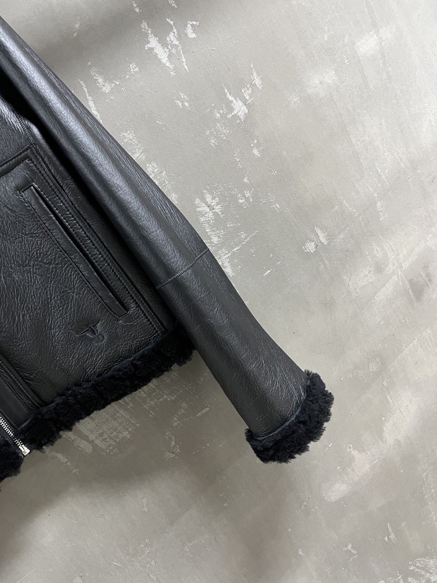 Dior Reversible Shearling Jacket: Timeless Style & Versatile Wear 4 i1758724527863 1079 0 1