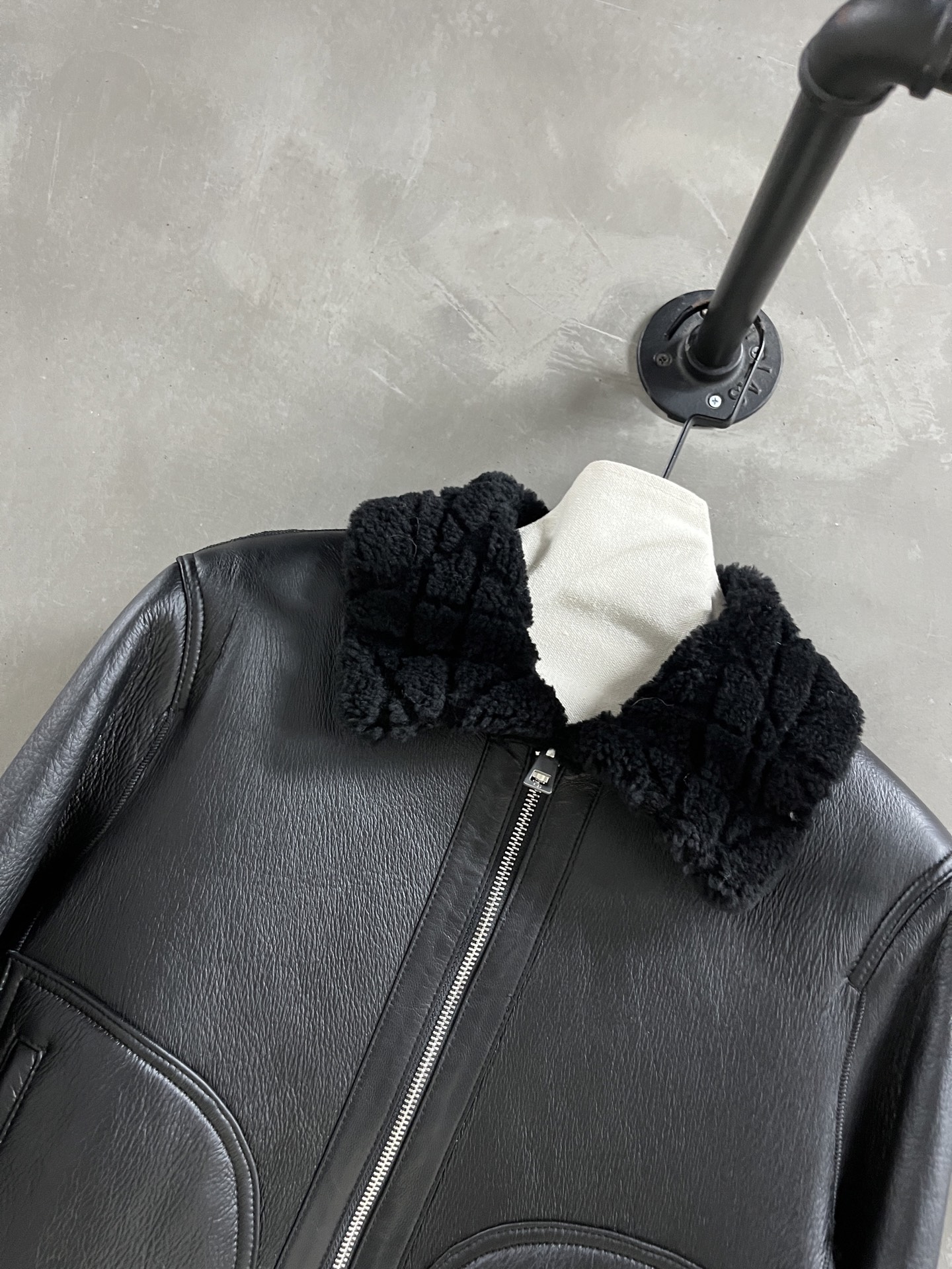 Dior Reversible Shearling Jacket: Timeless Style & Versatile Wear 6 i1758724527938 4221 0 3