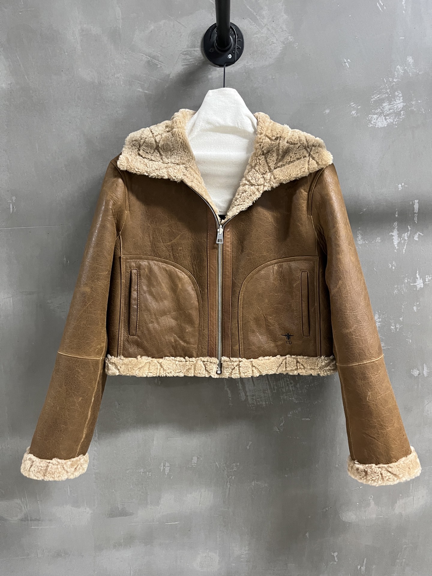 NO:636902,Introduction to Christian D*or｜2025 New Autumn Clothes The best fur all-in-one product this season!  The design is simple and elegant, and the style is versatile and fashionable!  Classic reversible - MATERIAL material - leather imported merino wool and fur all in one sizeM-19860909Christian D*or简介｜2025秋装新品 本季度最佳皮毛一体单品！设计简约腔调十足 版型不挑人百搭又时髦！经典两面穿 - MATERIAL 材质 - 皮面进口美利奴羊毛皮毛一体 sizeM- XL M码胸围114 肩宽46 衣长48 袖长62 price,迪奥-服装,dior,alexander wang,Women's clothing