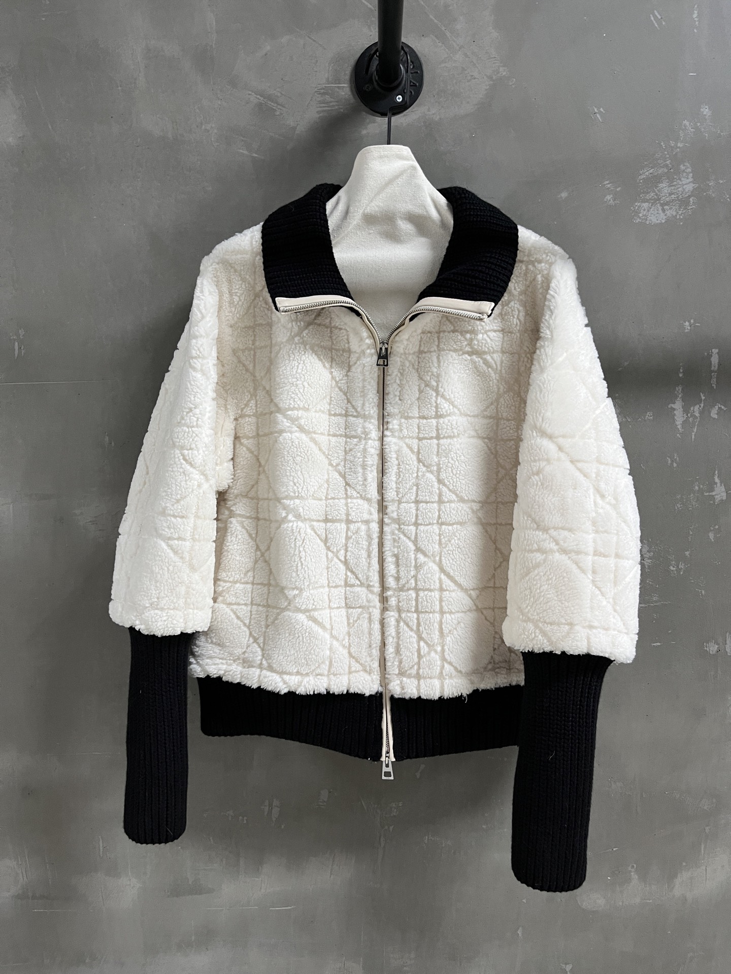 NO:636904,Introduction to Christian D*or｜2025 New Autumn Clothes The best fur all-in-one product this season!  The design is simple and elegant, and the style is versatile and fashionable!  - MATERIAL - Leather imported merino wool and fur all in one sizeM-19860909Christian D*or简介｜2025秋装新品 本季度最佳皮毛一体单品！设计简约腔调十足 版型不挑人百搭又时髦！ - MATERIAL 材质 - 皮面进口美利奴羊毛皮毛一体 sizeM- XL M码胸围114 连肩袖长79 衣长60,迪奥-服装,dior,alexander wang,Women's clothing