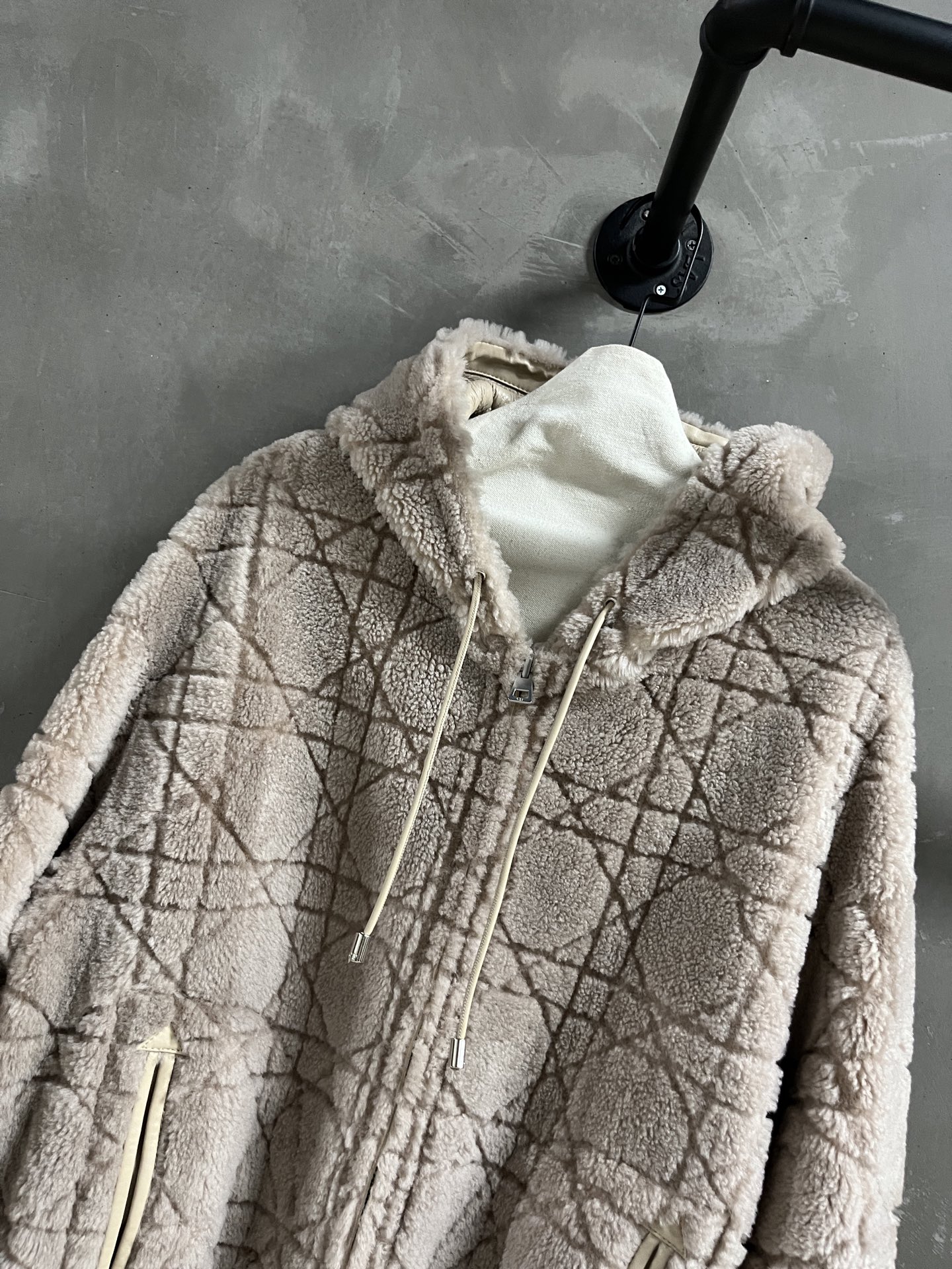 Dior Reversible Shearling Jacket: Stylish & Versatile Fall Fashion 7 i1758813387847 6812 0 4