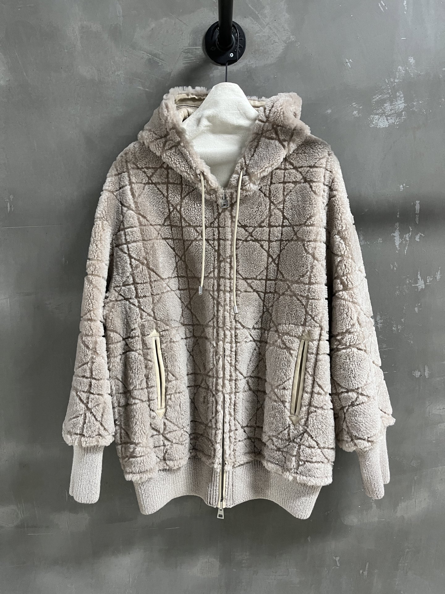 Dior Reversible Shearling Jacket: Stylish & Versatile Fall Fashion 3 i1758813391374 2099 0 0